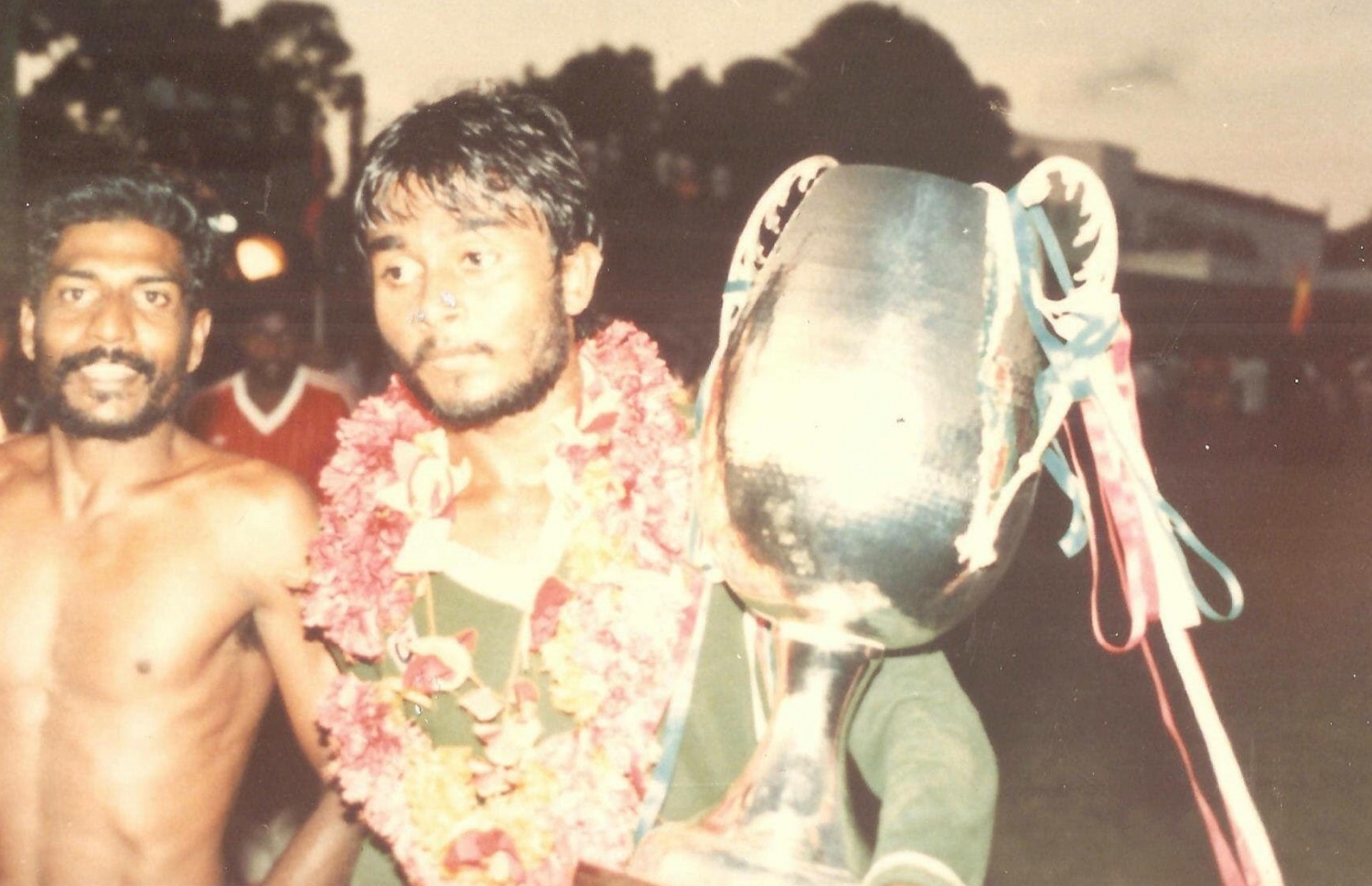 މާއްޓޭ (ކ) 1985 ވަނަ އަހަރުގެ ގައުމީ ތަށްޓާ އެކު ސަޕޯޓަރުންނާ ބައްދަލުކުރަން ދާއިރު އެ ކްލަބުގެ އޭރުގެ ކެޕްޓަން ޖޫލޭ ކައިރީގައި.