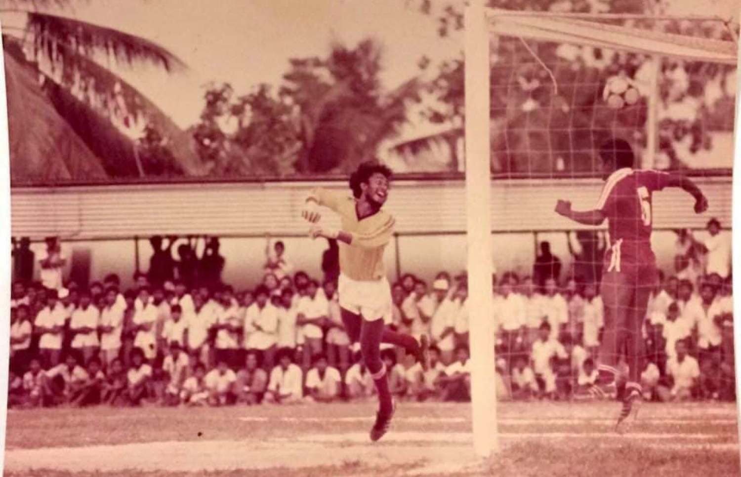 މާއްޓޭ 1980ގެ އަހަރުތަކުގައި، ވިކްޓްރީގެ ގޯލް ބަލަހައްޓަނީ.