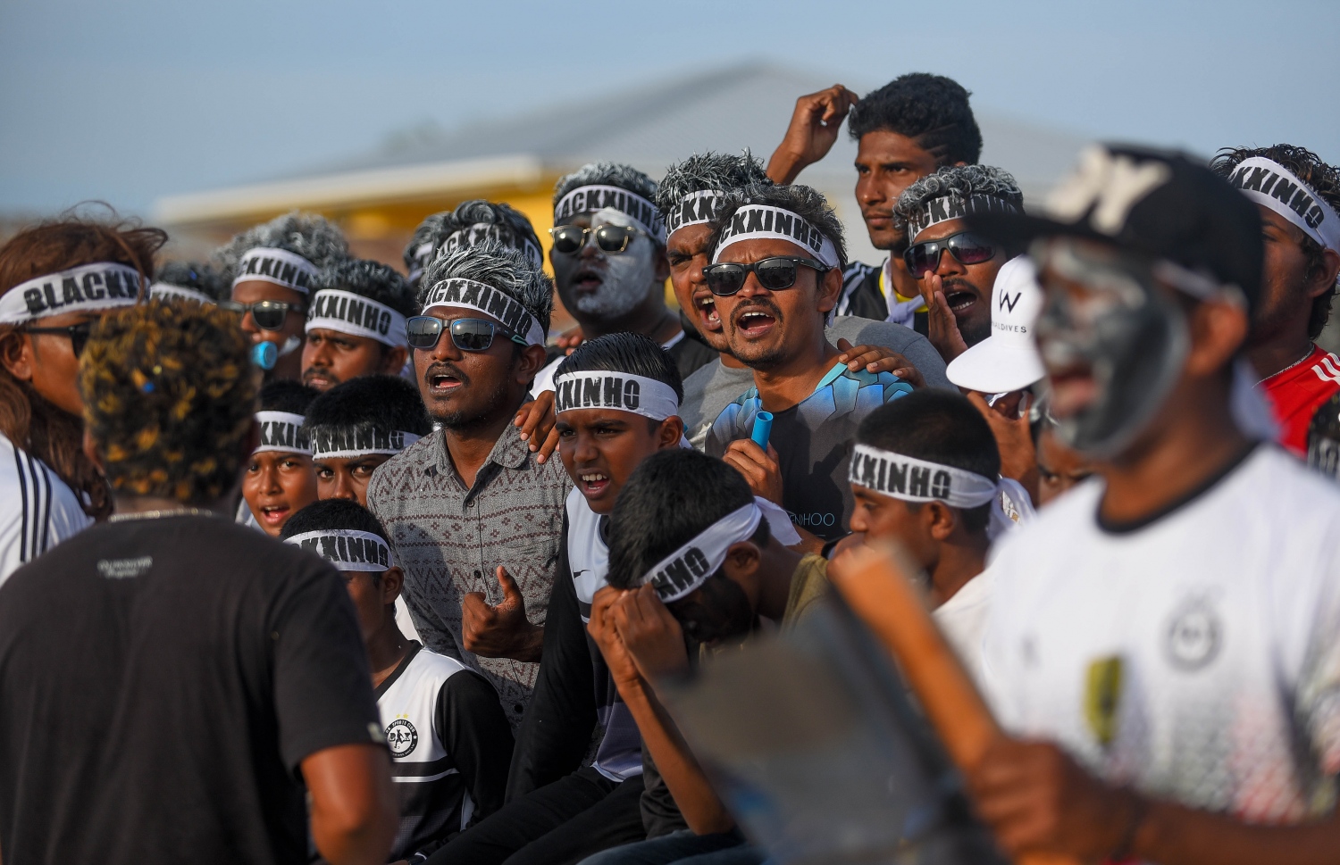 ދިއްދޫގެ ޒުވާނުންތަކެއް އެ ރަށުގައި: އާއްމުކޮށް ވާހަކަ ދައްކާއިރު ވެސް ބައެއް ނަންތައް މި ރަށުގައި ކިޔަނީ ގޭގެ ނަން ކުރިއަށް ލައިގެން.