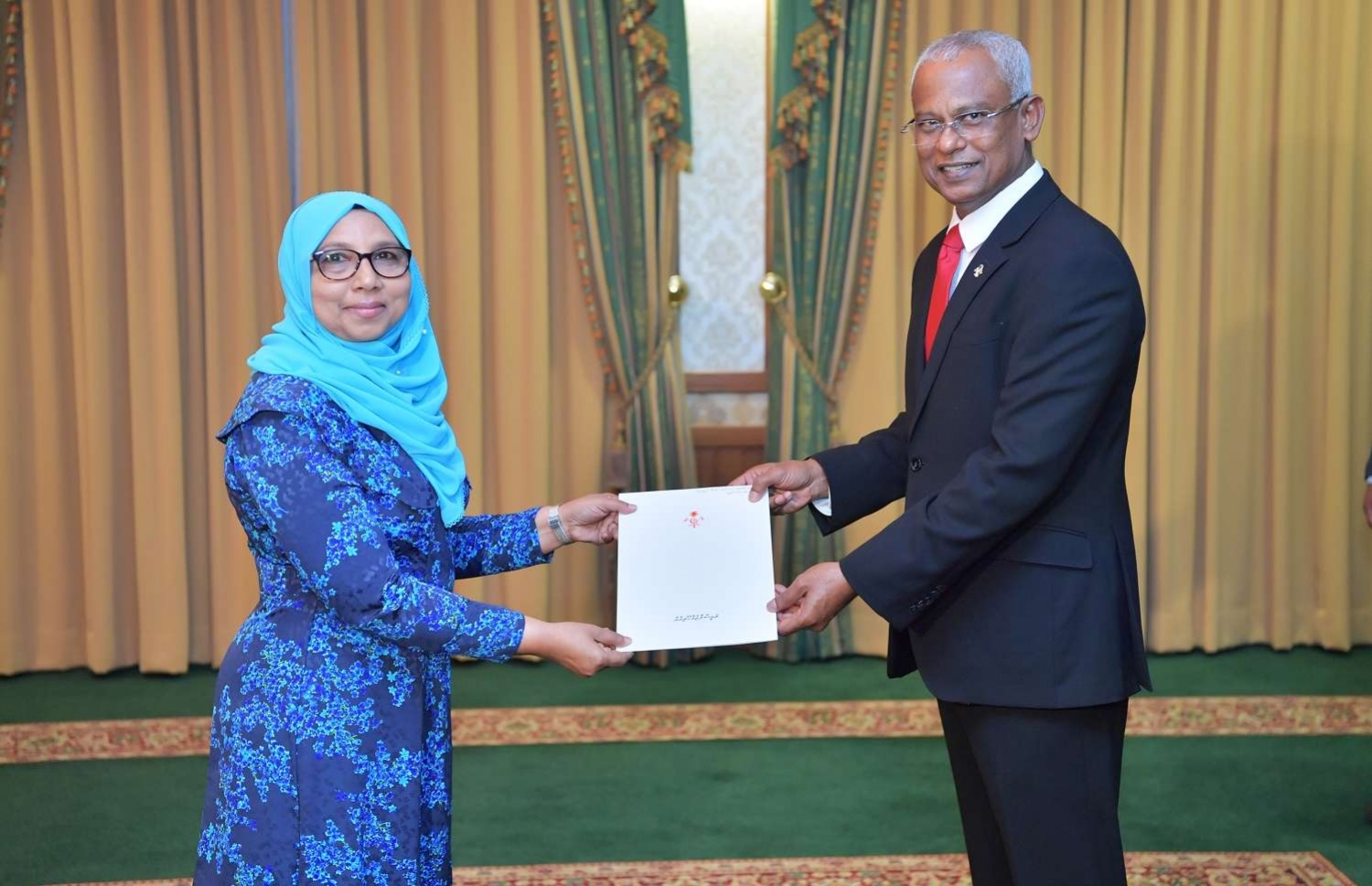 އިންޑިއާގައި ހުންނަވާ ދިވެހި ސަފީރުގެ މަގާމަށް އާއިޝާ އައްޔަން ކުރައްވައި، ރައީސް އިބްރާހިމް މުހައްމަދު ސޯލިހު އެކަމަނާ އަށް މަގާމުގެ ލިޔުން ޑިސެމްބަރު 2018 ގައި ދެއްވަނީ.---ފޮޓޯ: ރައީސް އޮފީސް