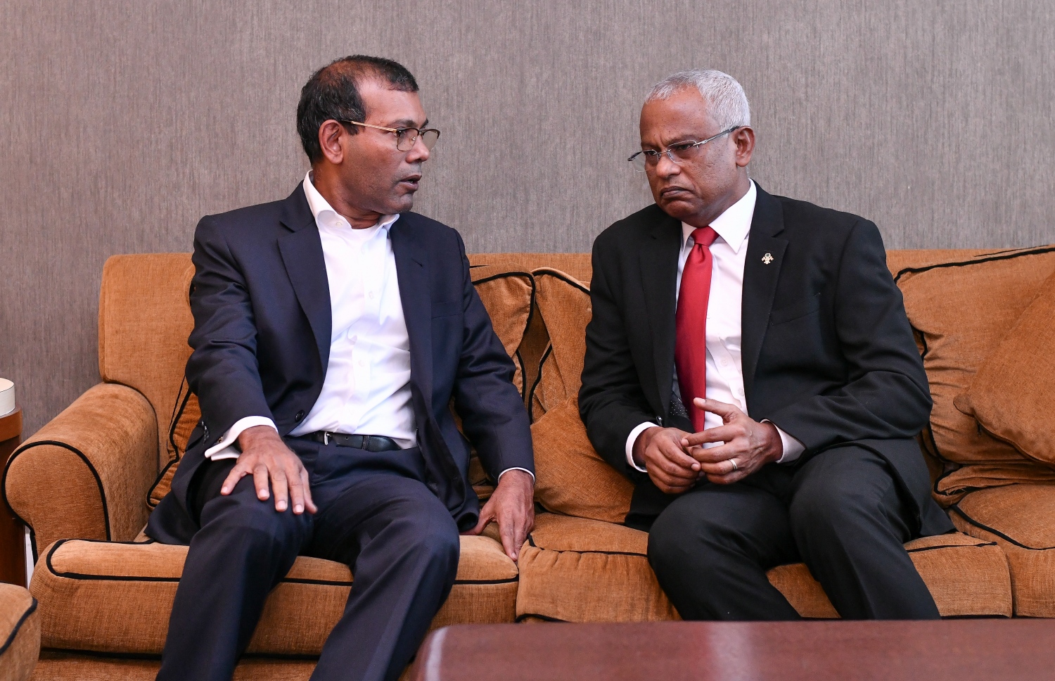 ރައީސް އިބްރާހިމް މުހައްމަދު ސޯލިހް މިދިޔަ އަހަރުގެ ޑިސެމްބަރު މަހު އިންޑިއާ އަށް ފުރާވަޑައިގަތުމުގެ ކުރިން ވެލާނާ އިންޓަނޭޝަނަލް އެއާޕޯޓުގައި ކުރީގެ ރައީސް ނަޝީދާ އެކު.---ފޮޓޯ: ނިޝާން އަލީ/މިހާރު