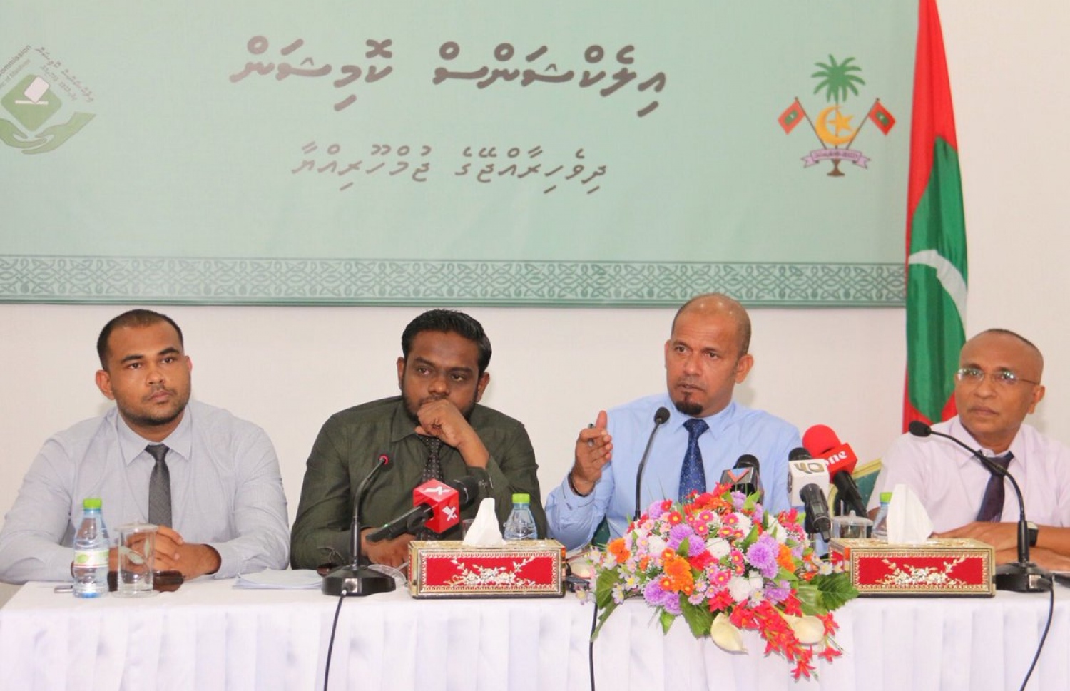 އިލެކްޝަންސް ކޮމިޝަންގައި މިއަދު ބޭއްވި ނޫސްވެރިންގެ ބައްދަލުވުމުގައި ޝަރީފް (ކ-2) ވާހަކަ ދައްކަވަނީ. --- ފޮޓޯ: އީސީ