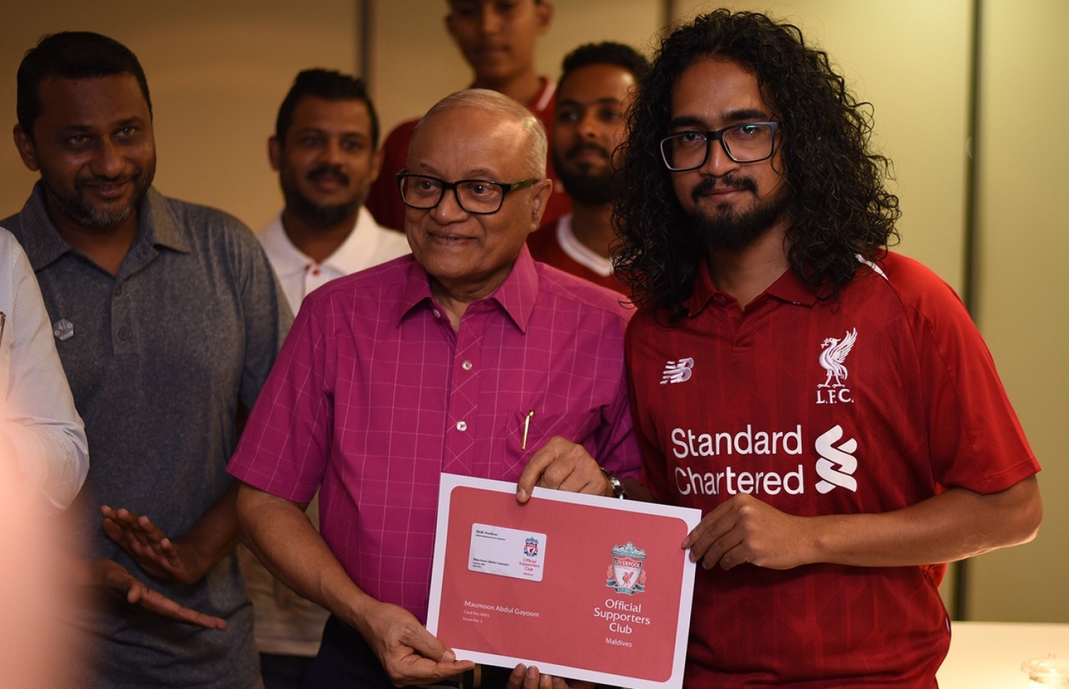ލިވަޕޫލުގެ ރާއްޖޭގެ ސަޕޯޓަރުންގެ ގްރޫޕުގެ ރަމްޒީ މެމްބަޝިޕް ކާޑު މައުމޫނަށް ދެއްވަނީ.