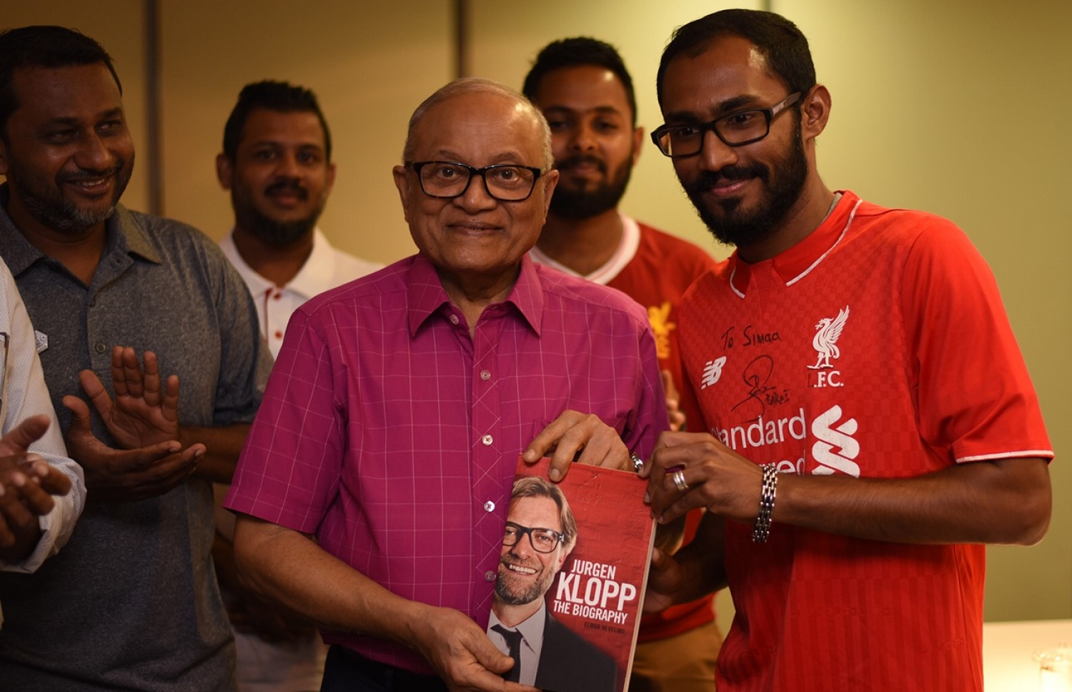 މައުމޫން (ވ) އަށް ލިވަޕޫލް ސަޕޯޓާސް ގްރޫޕުގެ ސިމާ ހަދިޔާއެއް ދެނީ.