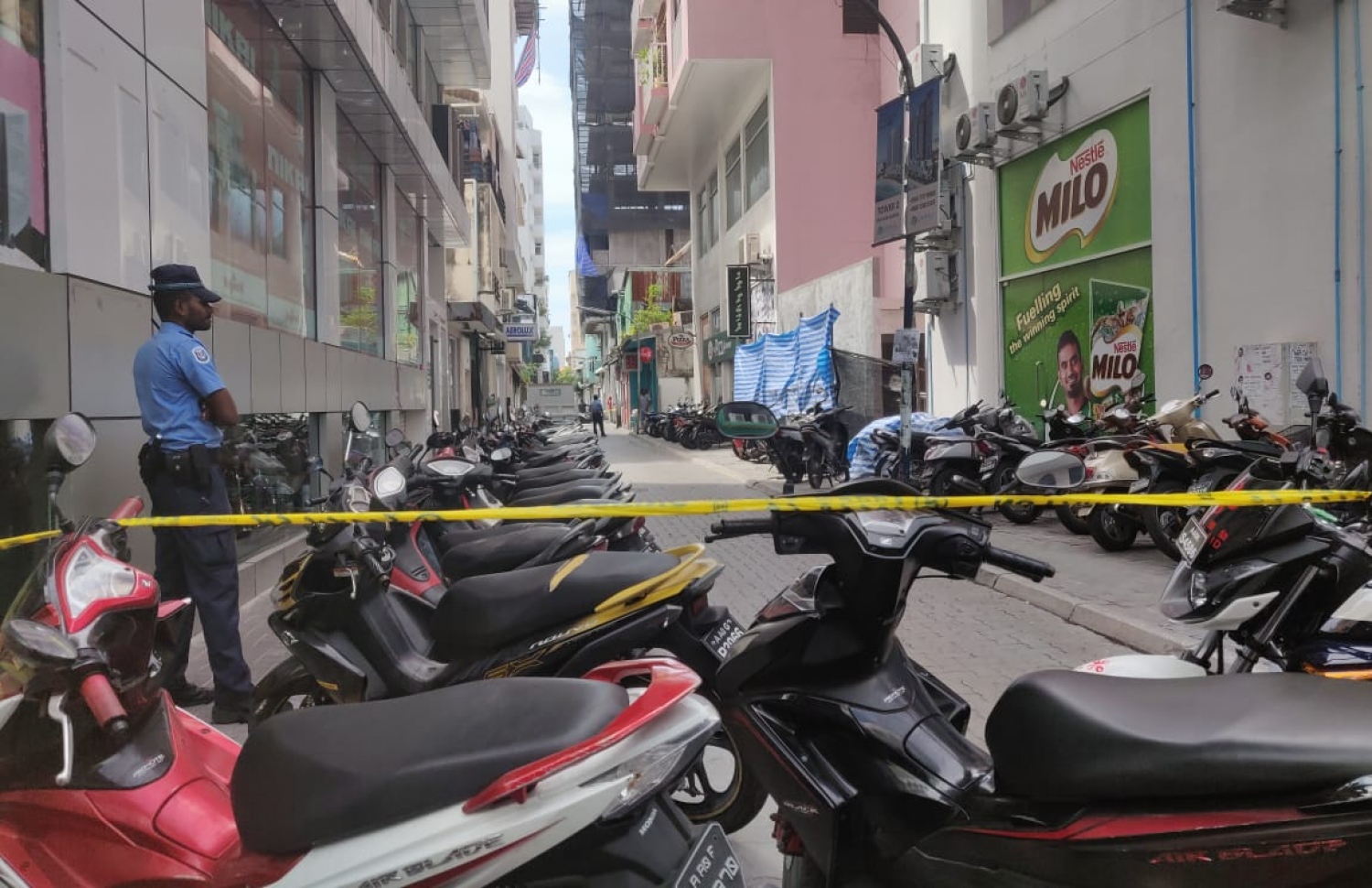 ފުލުހުން މަގު ބަނދުކޮށްލައިފައި: ދެ އެޕާޓްމަންޓްގެ ބިއްލޫރިގަނޑެއް ތަޅައިގެން ދިޔަ -- ފޮޓޯ: އާސިމާ ނިޒާރު