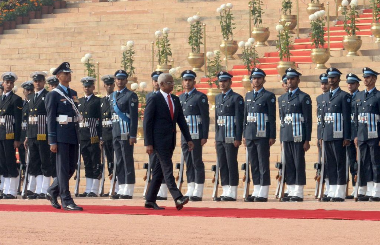 އިންޑިއާ: ޑިސެމްބަރު 17، 2018: ރާއްޖޭގެ ރައީސް އިބްރާހިމް މުހައްމަދު ސޯލިހާއި އެމަނިކުފާނުގެ އަނބިކަނބަލުން ފަޒްނާ އަހުމަދަށް އިންޑިއާއިން ރަސްމީކޮށް މަރުހަބާ ދެންނެވުމަށް ބޭއްވި ރަސްމިޔާތުގައި އިންޑިއާ އިން ރައީސް އަށް ގާދް އޮފް އޮނާ އެއް އަރުވަނީ.-- ފޮޓޯ: އަހުމަދު ހަމްދޫން /މިހާރު