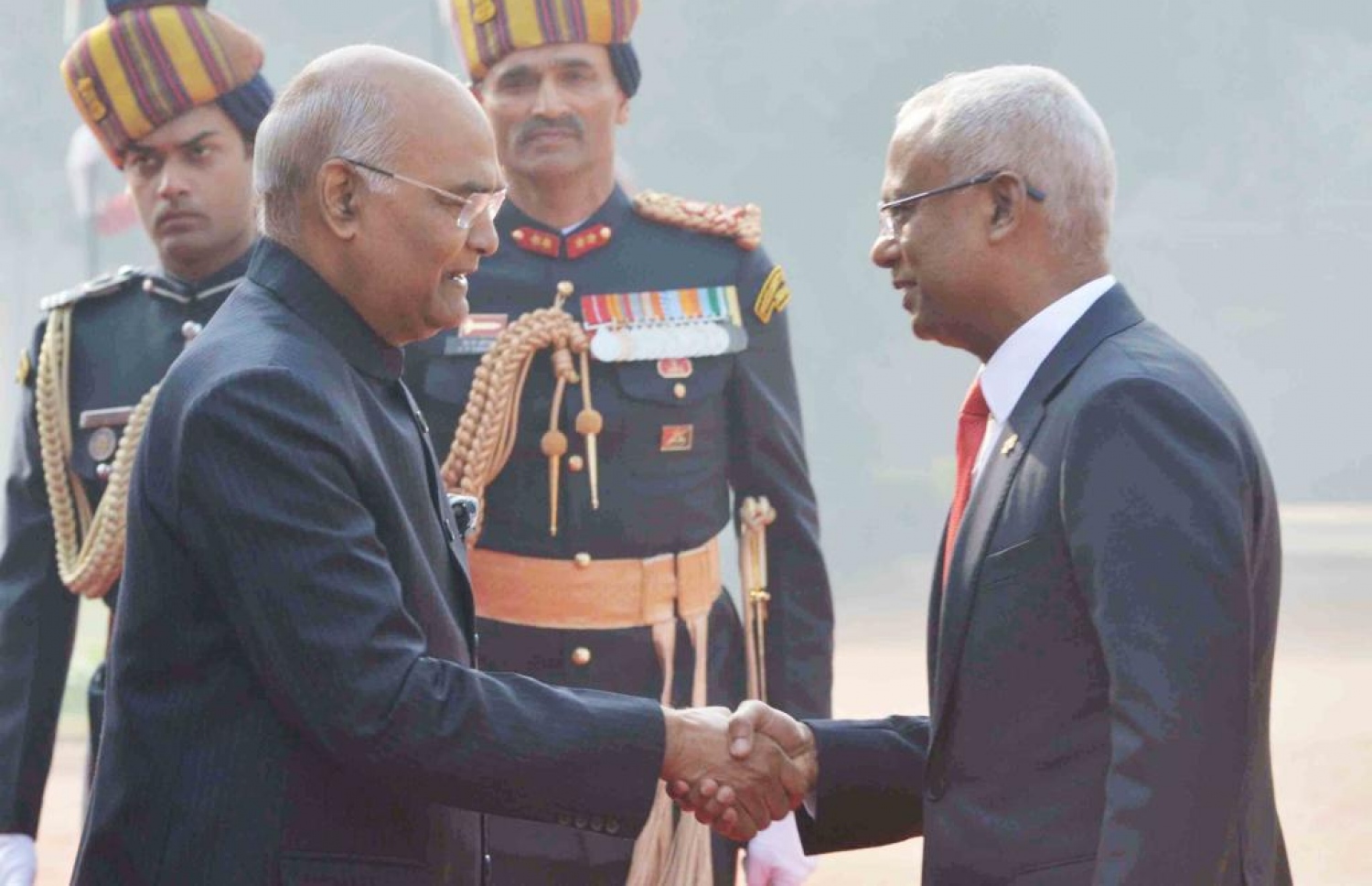 އިންޑިއާ: ޑިސެމްބަރު 17، 2018: ރާއްޖޭގެ ރައީސް އިބްރާހިމް މުހައްމަދު ސޯލިހާއި އެމަނިކުފާނުގެ އަނބިކަނބަލުން ފަޒްނާ އަހުމަދަށް އިންޑިއާއިން ރަސްމީކޮށް މަރުހަބާ ދެންނެވުމަށް ބޭއްވި ރަސްމިޔާތުގައި އިންޑިއާގެ ރައީސް އާ ސަލާމް ކުރައްވަނީ.-- ފޮޓޯ: އަހުމަދު ހަމްދޫން /މިހާރު