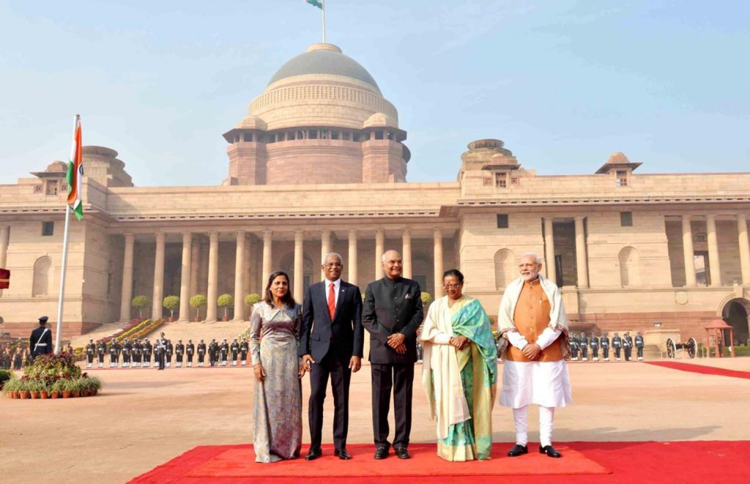 އިންޑިއާ: ޑިސެމްބަރު 17، 2018: ރާއްޖޭގެ ރައީސް އިބްރާހިމް މުހައްމަދު ސޯލިހާއި އެމަނިކުފާނުގެ އަނބިކަނބަލުން ފަޒްނާ އަހުމަދަށް އިންޑިއާއިން ރަސްމީކޮށް މަރުހަބާ ދެންނެވުމަށް ބޭއްވި ރަސްމިޔާތުގައި އިންޑިއާގެ ރައީސްގެ އިތުރުން ބޮޑުވަޒީރު ނަރެންދްރަ މޯދީ އާއެކު ރައީސްގެ ދެކަންބަލުން ފޮޓޯއަކަށް ހުއްޓިވަޑައިގެން.-- ފޮޓޯ: އަހުމަދު ހަމްދޫން /މިހާރު