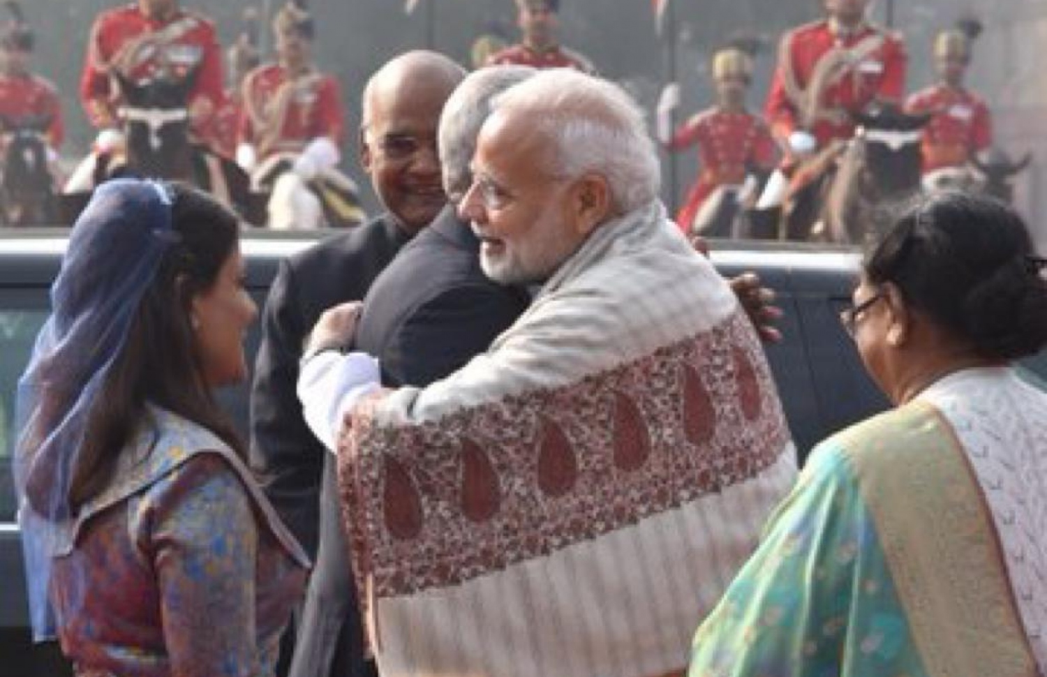 އިންޑިއާ: ޑިސެމްބަރު 17، 2018: ރާއްޖޭގެ ރައީސް އިބްރާހިމް މުހައްމަދު ސޯލިހާއި އެމަނިކުފާނުގެ އަނބިކަނބަލުން ފަޒްނާ އަހުމަދަށް އިންޑިއާއިން ރަސްމީކޮށް މަރުހަބާ ދެންނެވުމަށް ބޭއްވި ރަސްމިޔާތުގައި އިންޑިއާގެ ބޮޑުވަޒީރު ނަރެންދްރަ މޯދީ އާ ސަލާމް ކުރައްވަނީ.-- ފޮޓޯ: އަހުމަދު ހަމްދޫން /މިހާރު