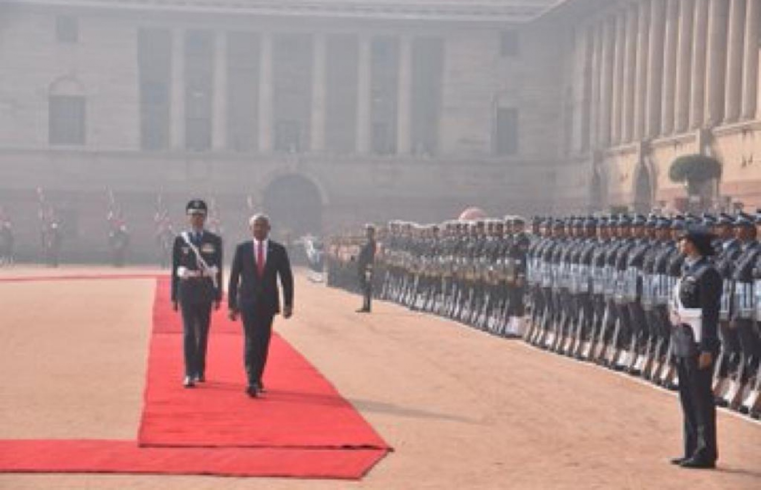 އިންޑިއާ: ޑިސެމްބަރު 17، 2018: ރާއްޖޭގެ ރައީސް އިބްރާހިމް މުހައްމަދު ސޯލިހާއި އެމަނިކުފާނުގެ އަނބިކަނބަލުން ފަޒްނާ އަހުމަދަށް އިންޑިއާއިން ރަސްމީކޮށް މަރުހަބާ ދެންނެވުމަށް ބޭއްވި ރަސްމިޔާތުގައި ރަތް ދޫލައިގައި ވަޑައިގަންނަވަނީ.-- ފޮޓޯ: އަހުމަދު ހަމްދޫން /މިހާރު