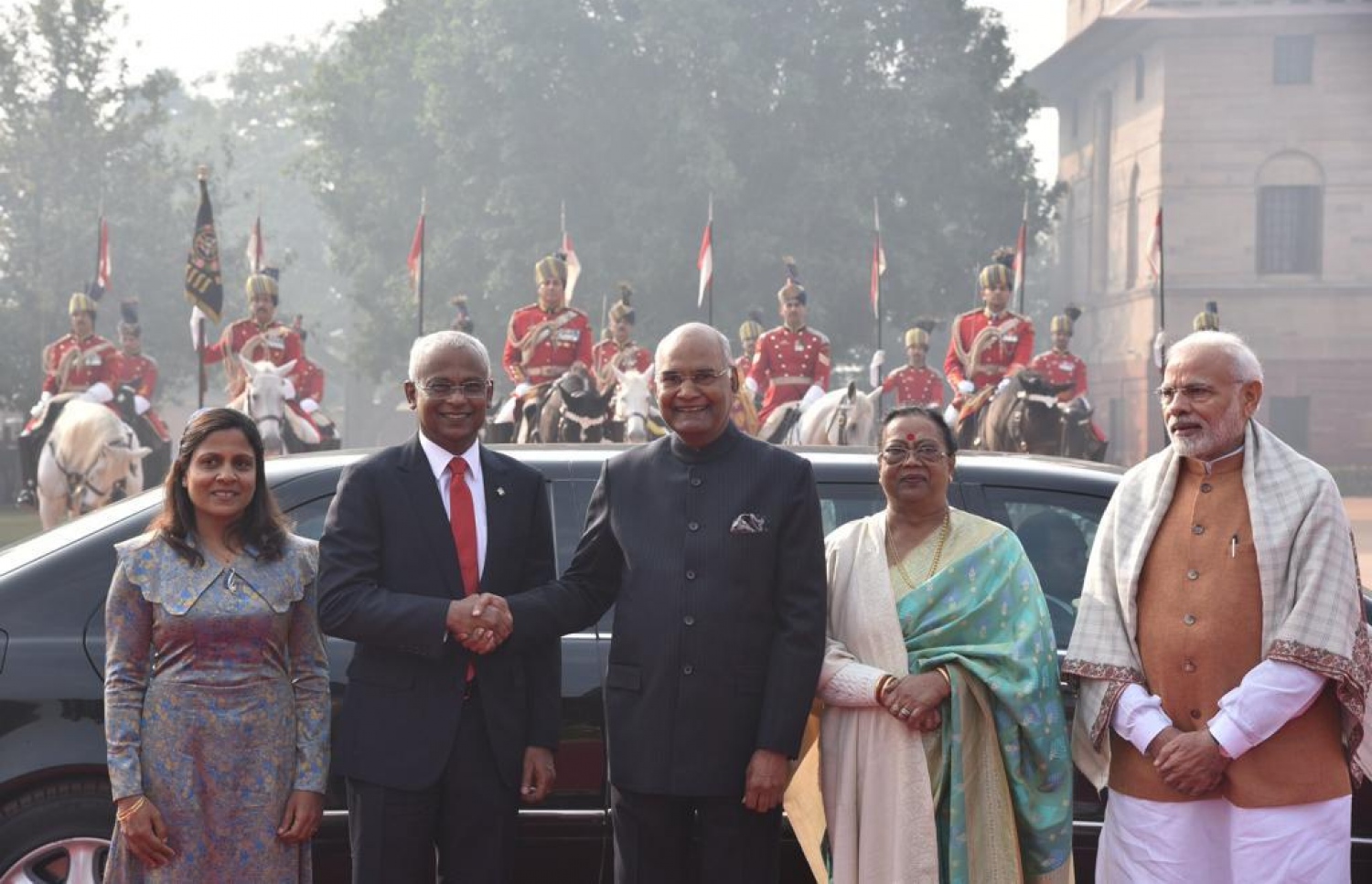 އިންޑިއާ: ޑިސެމްބަރު 17، 2018: ރާއްޖޭގެ ރައީސް އިބްރާހިމް މުހައްމަދު ސޯލިހާއި އެމަނިކުފާނުގެ އަނބިކަނބަލުން ފަޒްނާ އަހުމަދަށް އިންޑިއާއިން ރަސްމީކޮށް މަރުހަބާ ދެންނެވުމަށް ބޭއްވި ރަސްމިޔާތުގައި އިންޑިއާގެ ރައީސްގެ އިތުރުން ބޮޑުވަޒީރު ނަރެންދްރަ މޯދީ އާއެކު ރައީސްގެ ދެކަންބަލުން ފޮޓޯއަކަށް ހުއްޓިވަޑައިގެން.-- ފޮޓޯ: އަހުމަދު ހަމްދޫން /މިހާރު