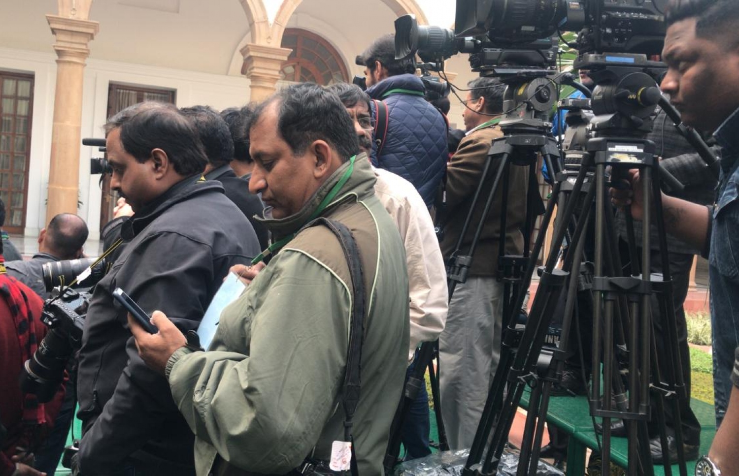 އިންޑިއާ: ޑިސެމްބަރު 17، 2018: ރާއްޖޭގެ ރައީސް އިބްރާހިމް މުހައްމަދު ސޯލިހާއި އެމަނިކުފާނުގެ އަނބިކަނބަލުން ފަޒްނާ އަހުމަދަށް އިންޑިއާއިން ރަސްމީކޮށް މަރުހަބާ ދެންނެވުމަށް ބޭއްވި ރަސްމިއްޔާތުގައި އެކި ގައުމުތަކުގެ ނޫސްވެރިން ބައިވެރިވަނީ.-- ފޮޓޯ: އަހުމަދު ހަމްދޫން /މިހާރު