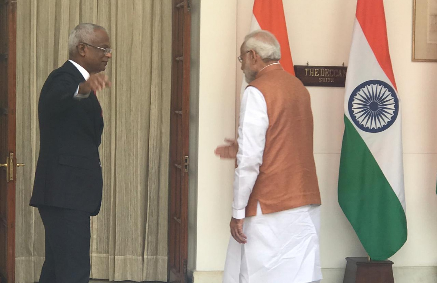 އިންޑިއާ: ޑިސެމްބަރު 17، 2018: ރާއްޖޭގެ ރައީސް އިބްރާހިމް މުހައްމަދު ސޯލިހާއި އެމަނިކުފާނުގެ އަނބިކަނބަލުން ފަޒްނާ އަހުމަދަށް އިންޑިއާއިން ރަސްމީކޮށް މަރުހަބާ ދެންނެވުމަށް ބޭއްވި ރަސްމިޔާތަށް ފަހު،  އިންޑިއާގެ ބޮޑުވަޒީރު ނަރެންދްރަ މޯދީ އާއެކު ވަޑައިގަންނަވަނީ.-- ފޮޓޯ: އަހުމަދު ހަމްދޫން /މިހާރު