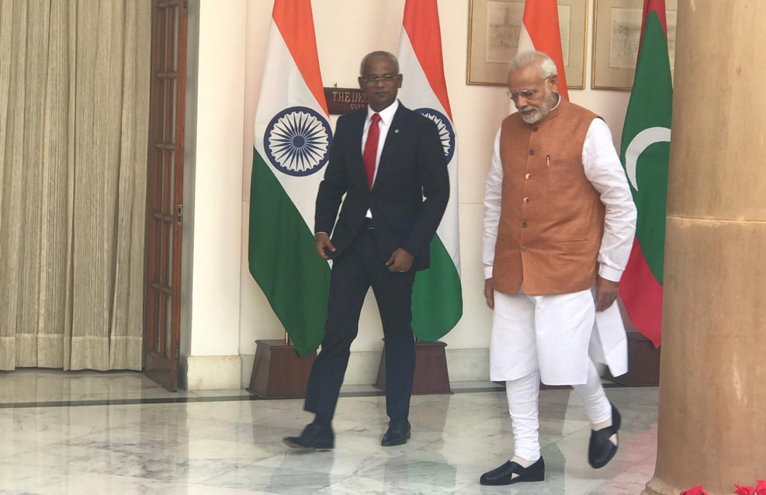 އިންޑިއާ: ޑިސެމްބަރު 17، 2018: ރާއްޖޭގެ ރައީސް އިބްރާހިމް މުހައްމަދު ސޯލިހާއި އެމަނިކުފާނުގެ އަނބިކަނބަލުން ފަޒްނާ އަހުމަދަށް އިންޑިއާއިން ރަސްމީކޮށް މަރުހަބާ ދެންނެވުމަށް ބޭއްވި ރަސްމިޔާތަށް ފަހު،  އިންޑިއާގެ ބޮޑުވަޒީރު ނަރެންދްރަ މޯދީ އާއެކު ވަޑައިގަންނަވަނީ.-- ފޮޓޯ: އަހުމަދު ހަމްދޫން /މިހާރު