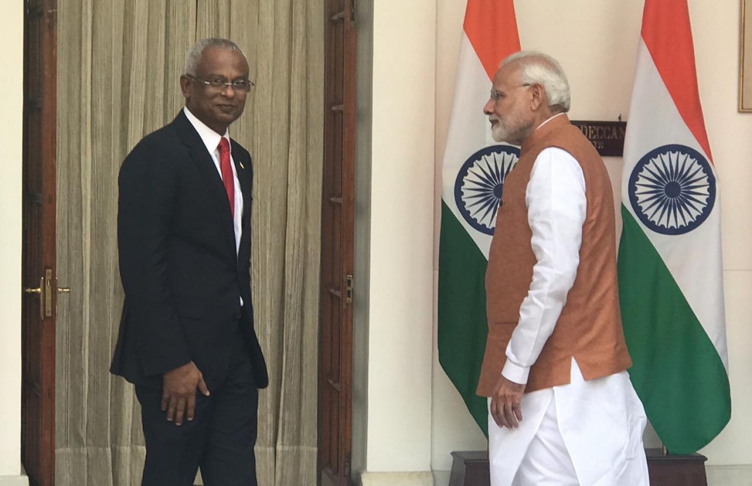 އިންޑިއާ: ޑިސެމްބަރު 17، 2018: ރާއްޖޭގެ ރައީސް އިބްރާހިމް މުހައްމަދު ސޯލިހާއި އެމަނިކުފާނުގެ އަނބިކަނބަލުން ފަޒްނާ އަހުމަދަށް އިންޑިއާއިން ރަސްމީކޮށް މަރުހަބާ ދެންނެވުމަށް ބޭއްވި ރަސްމިޔާތަށް ފަހު،  އިންޑިއާގެ ބޮޑުވަޒީރު ނަރެންދްރަ މޯދީ ބައްދަލު ކުރައްވަނީ.-- ފޮޓޯ: އަހުމަދު ހަމްދޫން /މިހާރު