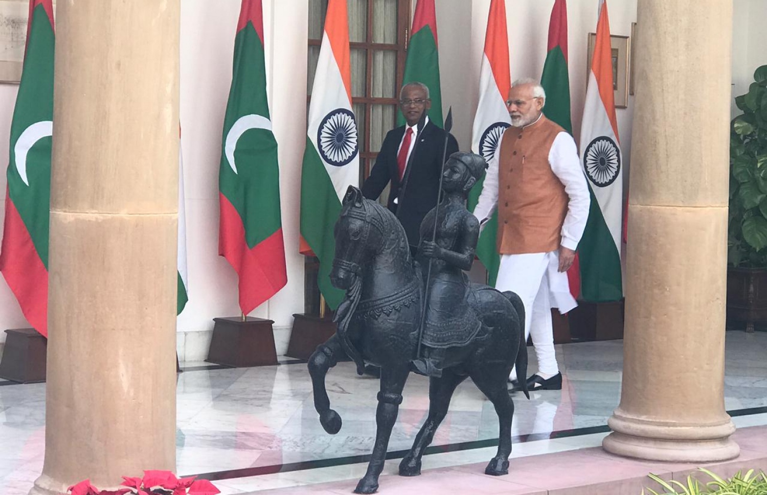 އިންޑިއާ: ޑިސެމްބަރު 17، 2018: ރާއްޖޭގެ ރައީސް އިބްރާހިމް މުހައްމަދު ސޯލިހާއި އެމަނިކުފާނުގެ އަނބިކަނބަލުން ފަޒްނާ އަހުމަދަށް އިންޑިއާއިން ރަސްމީކޮށް މަރުހަބާ ދެންނެވުމަށް ބޭއްވި ރަސްމިޔާތަށް ފަހު،  އިންޑިއާގެ ބޮޑުވަޒީރު ނަރެންދްރަ މޯދީ އާއެކު ވަޑައިގަންނަވަނީ.-- ފޮޓޯ: އަހުމަދު ހަމްދޫން /މިހާރު