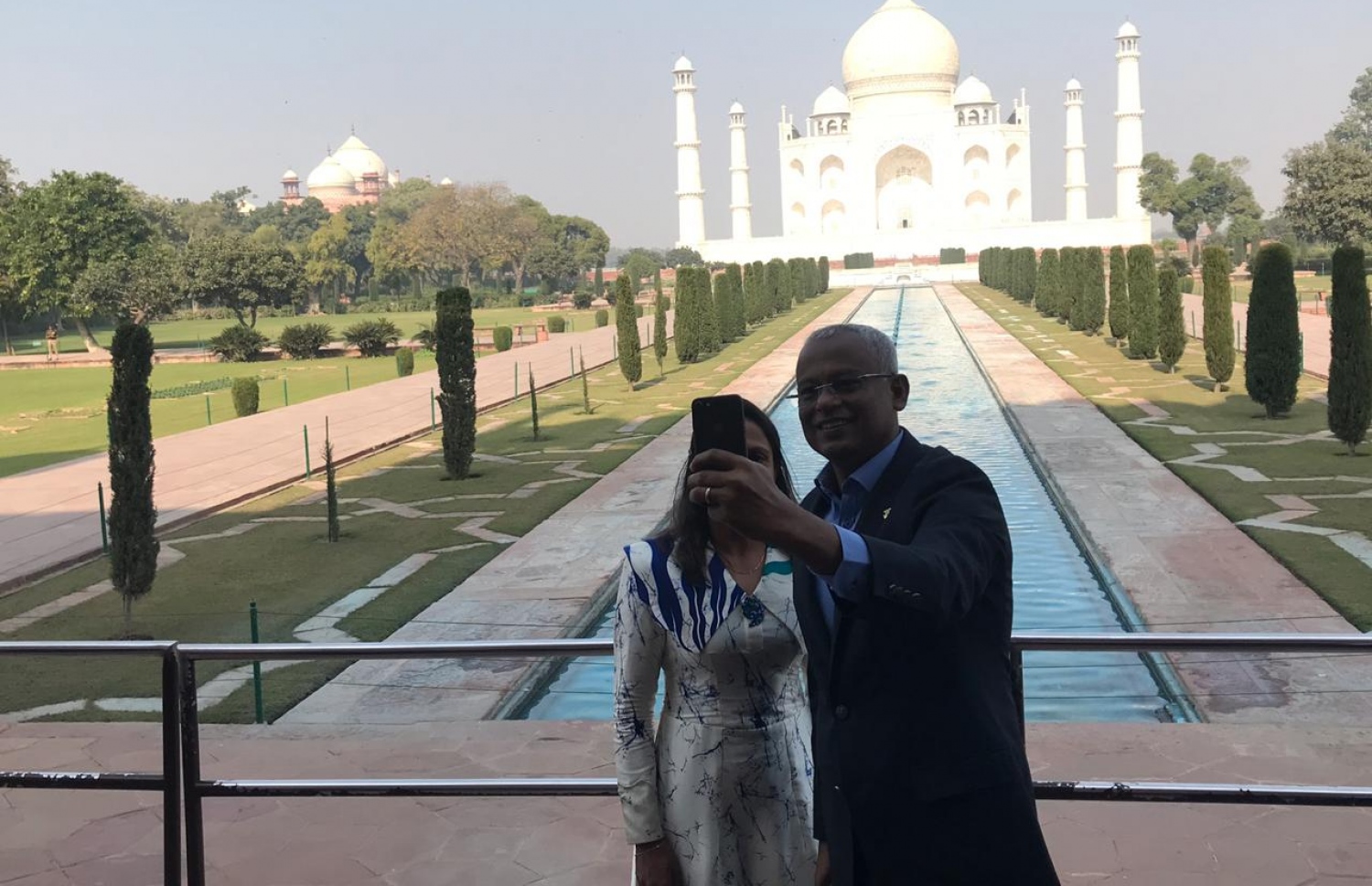 ރައީސްގެ ދެކަނބަލުން މިއަދު ތާޖްމަހަލް ކައިރީގައި ސެލްފީއެއް ނަންގަވަނީ. --- ފޮޓޯ: އަހުމަދު ހަމްދޫން/ މިހާރު