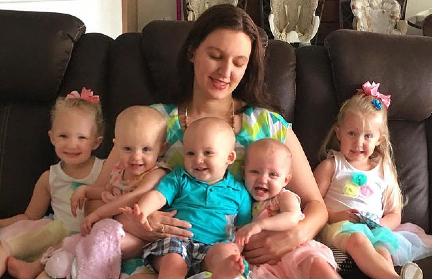 ނާދިއާ އާއި ރޮބީ އެ މީހުންގެ ފަސް ކުދިންނާ އެކު.