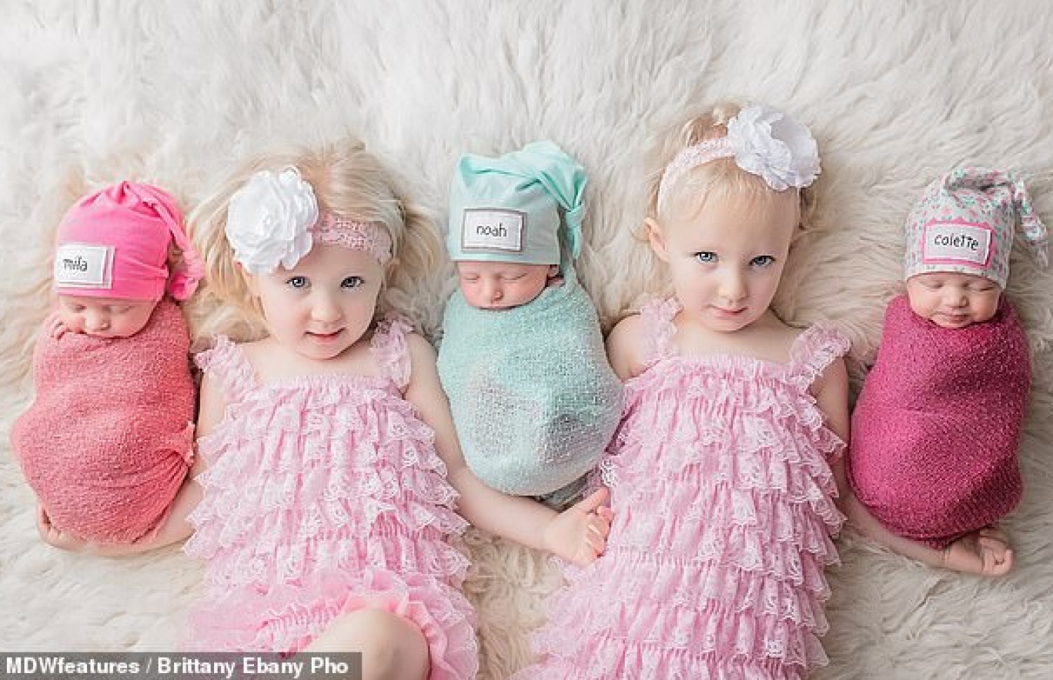 ނާދިއާ އާއި ރޮބީ އެ މީހުންގެ ފަސް ކުދިންނާ އެކު.