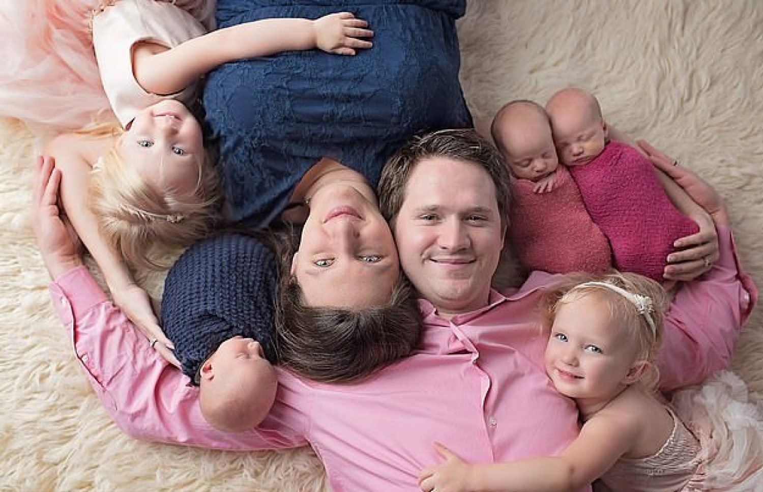 ނާދިއާ އާއި ރޮބީ އެ މީހުންގެ ފަސް ކުދިންނާ އެކު.