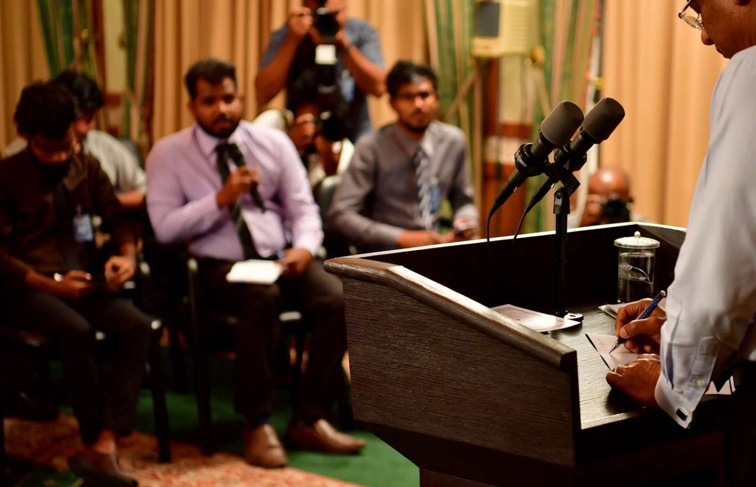 މިއަދުގެ ނިއުސް ކޮންފަރެންސްގައި، ނޫސްވެރިންގެ ސުވާލުތައް ރައީސް އިބްރާހިމް މުހައްމަދު ސޯލިހް ނޯޓު ކުރައްވަނީ.---ފޮޓޯ: ރައީސް އޮފީސް