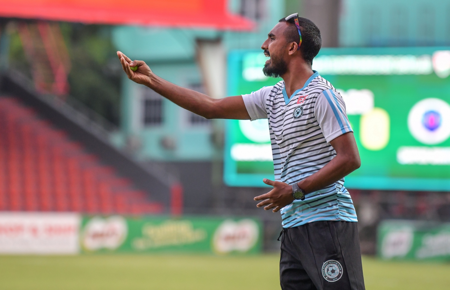 ރޮކް ސްޓްރީޓްގެ ކޯޗު ފަރޭ މިއަދުގެ މެޗުގައި ޓީމަށް އިރުޝާދުދެނީ.-- ފޮޓޯ: ނިޝާން އަލީ/ މިހާރު