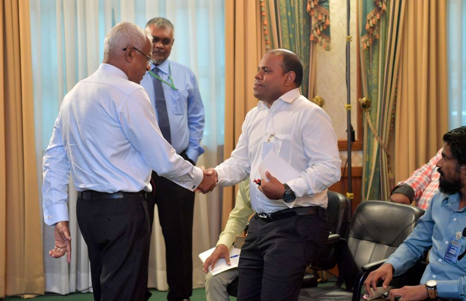 މާލެ: ޑިސެމްބަރު 19، 2018- ވެރިކަމާ ހަވާލުވެވަޑައިގެންނެވި ފަހުން، ރައީސް އިބްރާހިމް މުހައްމަދު ސޯލިހް މިއަދު ބޭއްވެވި ފުރަތަމަ ނިއުސް ކޮންފަރެންސަށް ފަހު، "މިހާރު" ގެ ނޫސްވެރިޔާ އަހުމަދު ހަމްދޫންއާ ސަލާމް ކުރައްވަނީ.---ފޮޓޯ: ރައީސް އޮފީސް