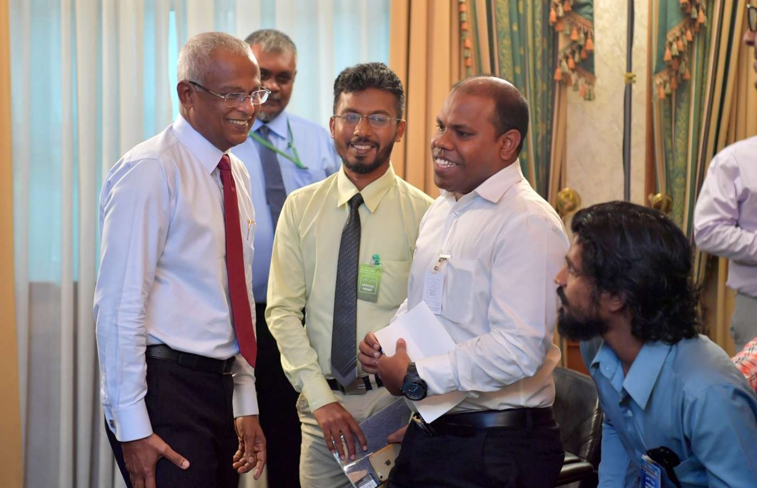 މާލެ: ޑިސެމްބަރު 19، 2018- ވެރިކަމާ ހަވާލުވެވަޑައިގެންނެވި ފަހުން، ރައީސް އިބްރާހިމް މުހައްމަދު ސޯލިހް މިއަދު ބޭއްވެވި ނިއުސް ކޮންފަރެންސަށް ފަހު، "މިހާރު" ގެ ނޫސްވެރިޔާ އަހުމަދު ހަމްދޫންއާ ވާހަކަފުޅު ދައްކަވަނީ.---ފޮޓޯ: ރައީސް އޮފީސް