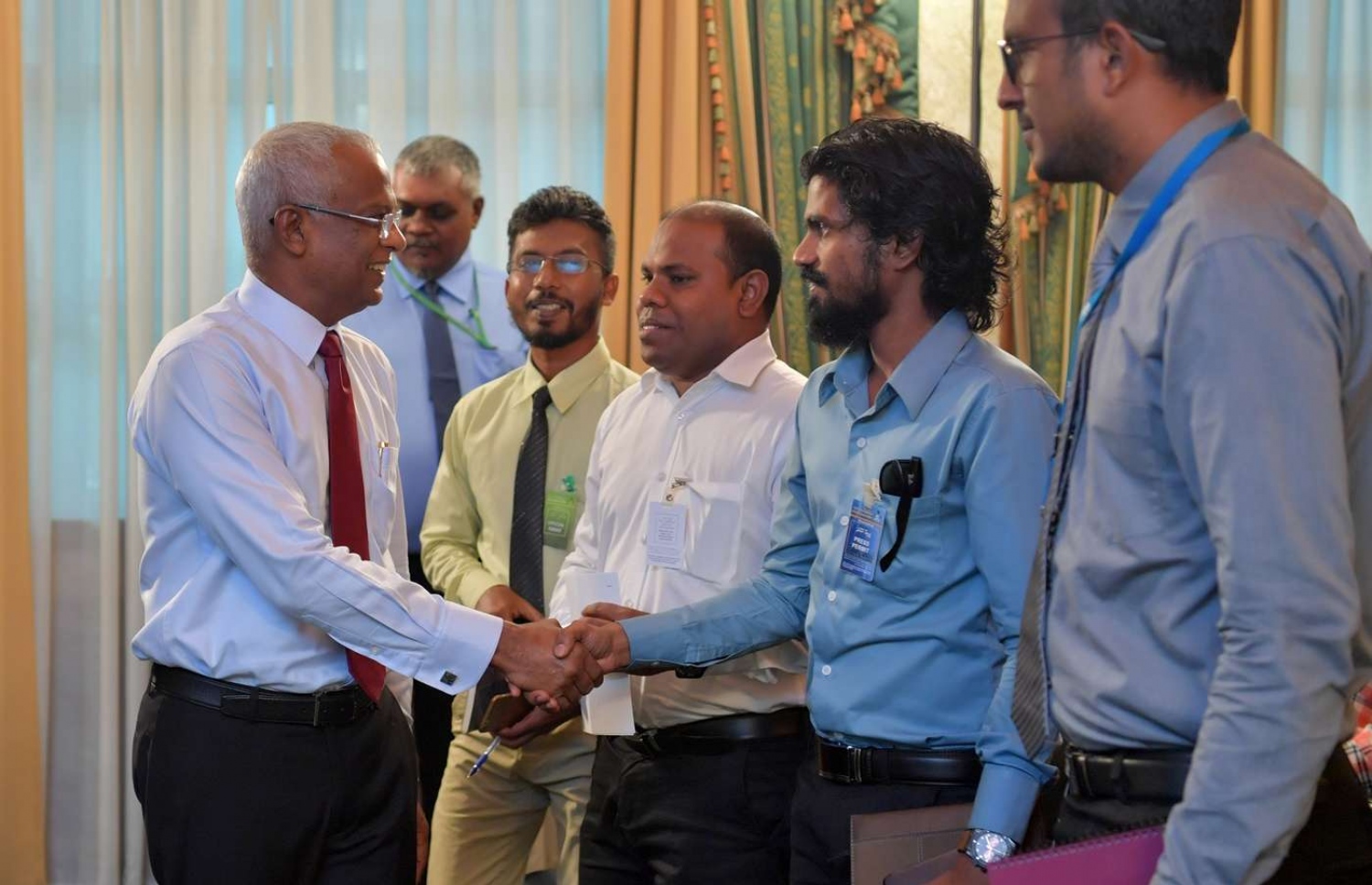 މާލެ: ޑިސެމްބަރު 19، 2018- ވެރިކަމާ ހަވާލުވެވަޑައިގެންނެވި ފަހުން، ރައީސް އިބްރާހިމް މުހައްމަދު ސޯލިހް މިއަދު ބޭއްވެވި ނިއުސް ކޮންފަރެންސަށް ފަހު، ސަން އޮންލައިންގެ ނޫސްވެރިޔާއާ ސަލާމް ކުރައްވަނީ.---ފޮޓޯ: ރައީސް އޮފީސް