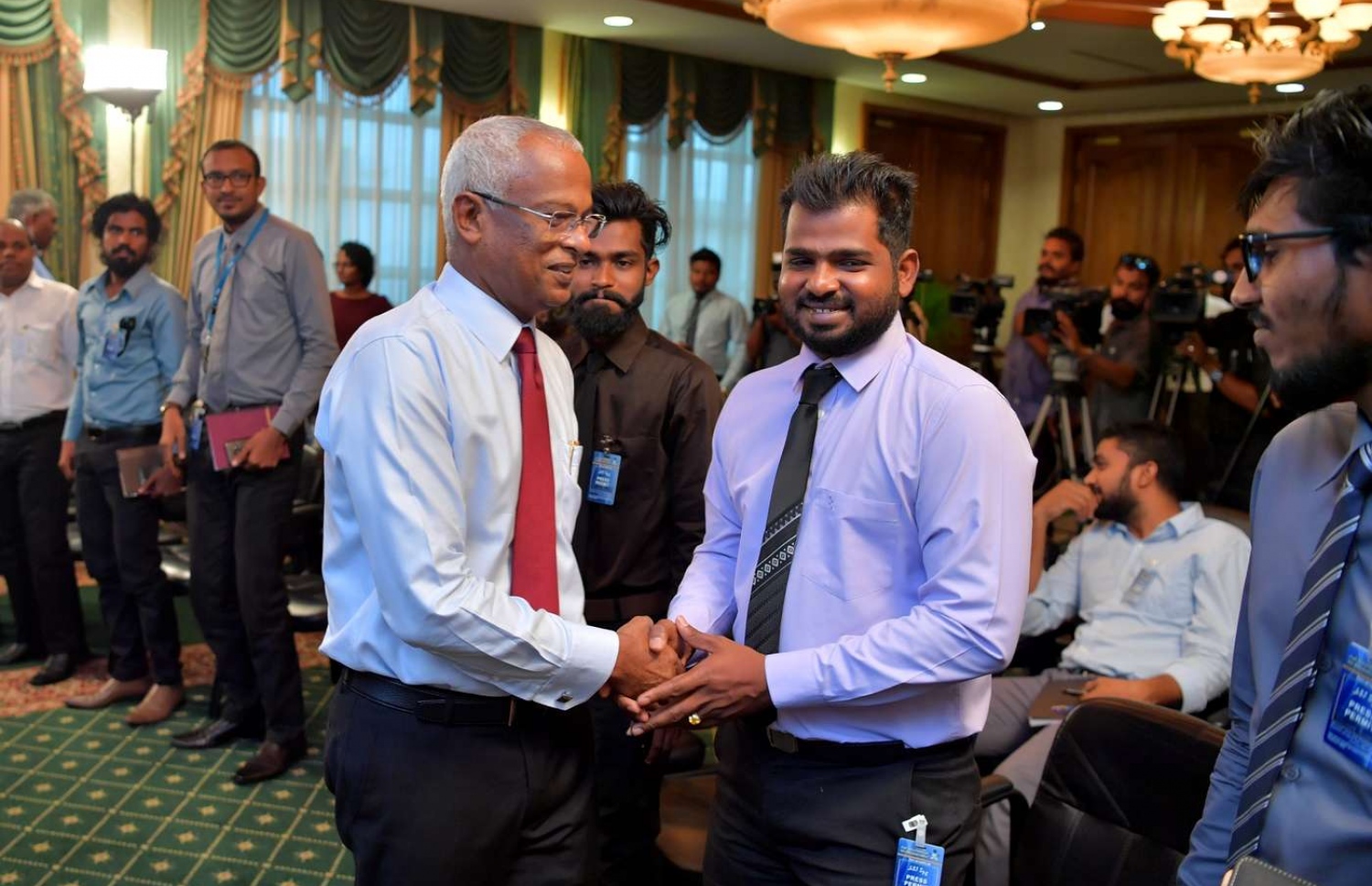 މާލެ: ޑިސެމްބަރު 19، 2018- ވެރިކަމާ ހަވާލުވެވަޑައިގެންނެވި ފަހުން، ރައީސް އިބްރާހިމް މުހައްމަދު ސޯލިހް މިއަދު ބޭއްވެވި ނިއުސް ކޮންފަރެންސަށް ފަހު، ރާއްޖެ ޓީވީގެ ނޫސްވެރިޔާ މުރްޝިދު އަބްދުލް ހަކީމާ ސަލާމް ކުރައްވަނީ.---ފޮޓޯ: ރައީސް އޮފީސް