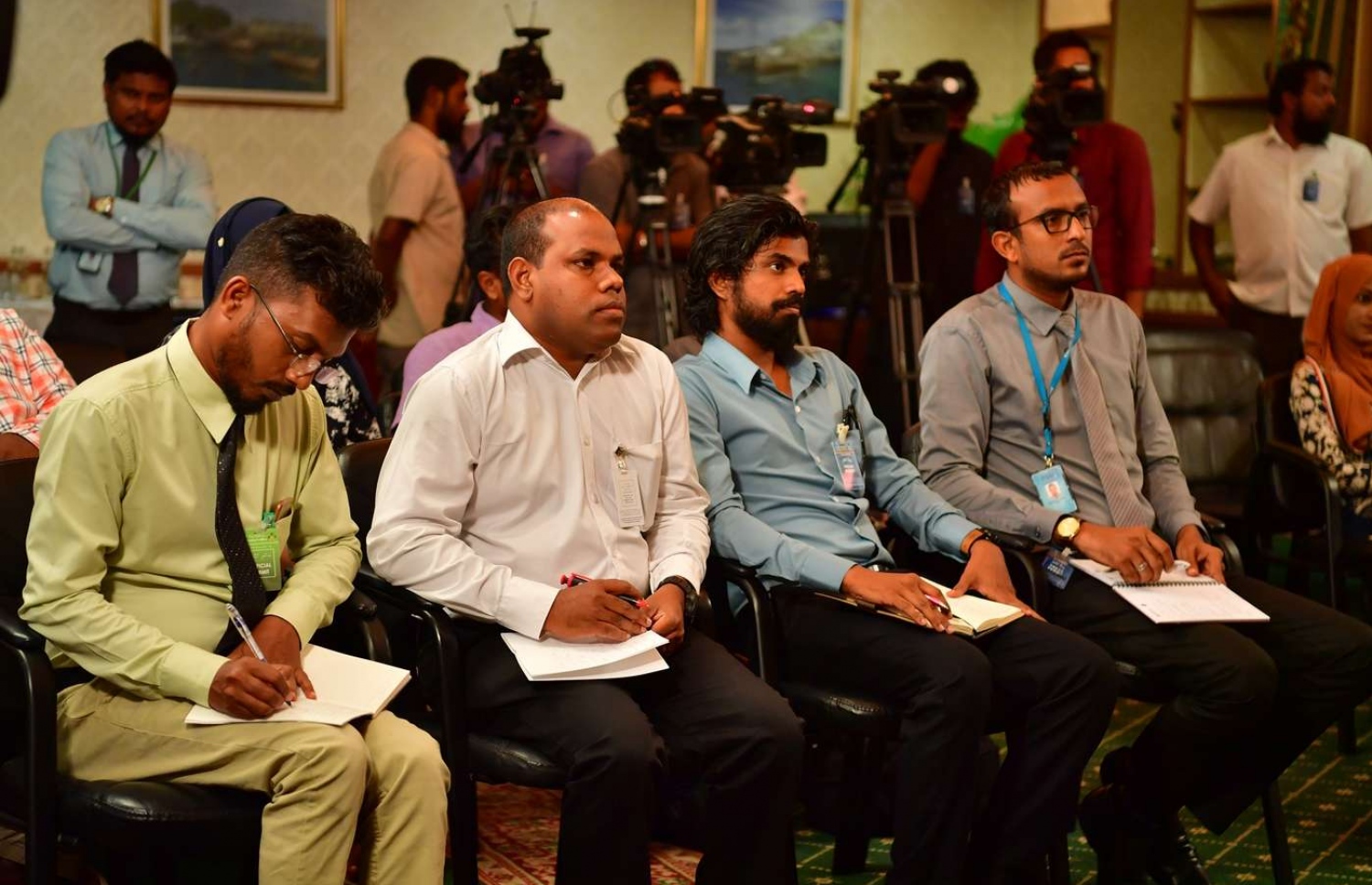 މާލެ: ޑިސެމްބަރު 19، 2018- ވެރިކަމާ ހަވާލުވެވަޑައިގެންނެވި ފަހުން، ރައީސް އިބްރާހިމް މުހައްމަދު ސޯލިހް މިއަދު ބޭއްވެވި ނިއުސް ކޮންފަރެންސަށް ދިޔަ ބައެއް ނޫސްވެރިން.---ފޮޓޯ: ރައީސް އޮފީސް