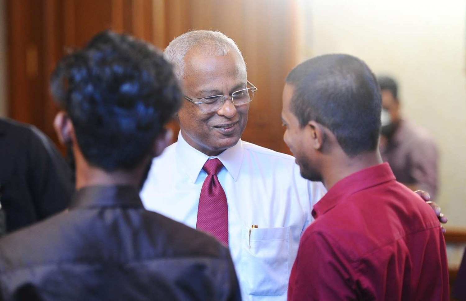 މާލެ: ޑިސެމްބަރު 19، 2018- ވެރިކަމާ ހަވާލުވެވަޑައިގެންނެވި ފަހުން، ރައީސް އިބްރާހިމް މުހައްމަދު ސޯލިހް މިއަދު ބޭއްވެވި ނިއުސް ކޮންފަރެންސަށް ފަހު، އެމަނިކުފާނު ބައެއް ނޫސްވެރިންނާ ވާހަކަފުޅު ދައްކަވަނީ.---ފޮޓޯ: ރައީސް އޮފީސް