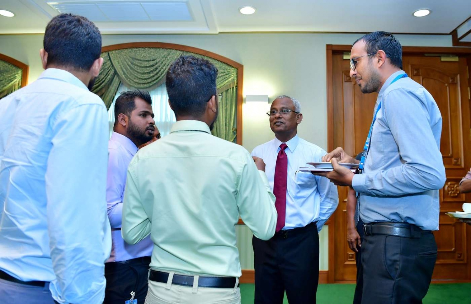 މާލެ: ޑިސެމްބަރު 19، 2018- ވެރިކަމާ ހަވާލުވެވަޑައިގެންނެވި ފަހުން، ރައީސް އިބްރާހިމް މުހައްމަދު ސޯލިހް މިއަދު ބޭއްވެވި ފުރަތަމަ ނިއުސް ކޮންފަރެންސަށް ފަހު އޮތް ސައިފޮދުގައި، ބައެއް ނޫސްވެރިންނާ އެކު ވަގުތުކޮޅެއް ހޭދަކުރައްވަނީ.---ފޮޓޯ: ރައީސް އޮފީސް