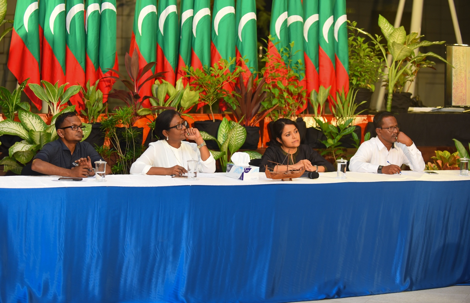 ކަޅުވަކަރު މިސްކިތް ރޭވުމަށް އާންމުންގެ ހިޔާލު ހޯދަން ބޭއްވި ފޯރަމްގައި ބައިވެރިވަޑައިގެންނެވި ބޭފުޅުން، (ކަނާތުން ވާތަށް) ހެރިޓޭޖް މިނިސްޓްރީގެ ސްޓޭޓް މިނިސްޓަރު މުހައްމަދު ތޯރިގް، ހެރިޓޭޖް މިނިސްޓަރު ޔުމްނާ މައުމޫން، މާލެ ސިޓީ މޭޔަރު ޝިފާ މުހައްމަދު އަދި މާލެ ސިޓީ ޑެޕިއުޓީ މޭޔަރު ޝުމާއު ޝަރީފް. -- ފޮޓޯ: އަހްމަދު ނިޝާތު/މިހާރު