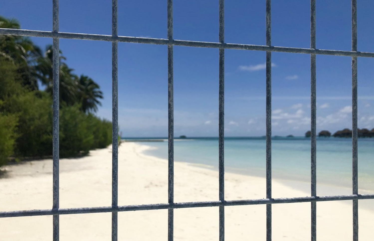 ރަށެއްގެ އެއް ބައި އާންމުންނަށް ނުވަދެވޭ ގޮތަށް ފެންސް ޖަހައިގެން ބަންދުކޮށްފައި: މި ގޮތަށް ލޯކަލް ޓުއަރިޒަމް ތަރައްގީކުރަން ބައެއް މީހުން ދެކޮޅު