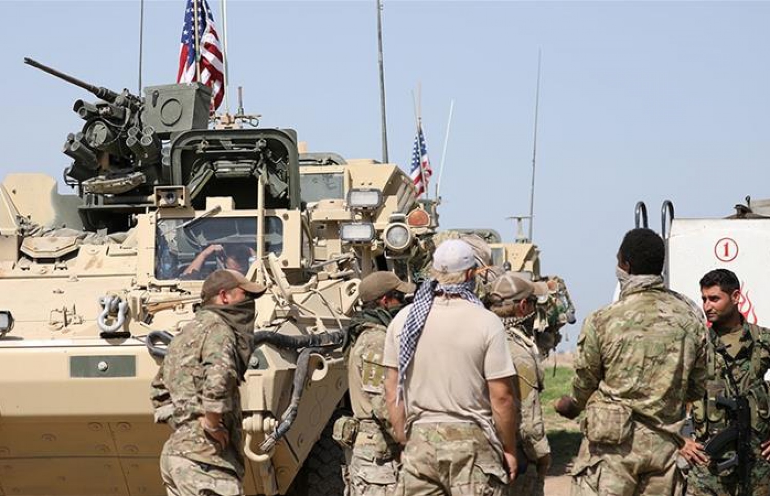 ސީރިއާގެ ޓައުނެއްގައި އެމެރިކާ ސިފައިން ކުރުދީ ހަނގުރާމަވެރިންނާ އެކު. --ފޮޓޯ:ރޮއިޓާސް