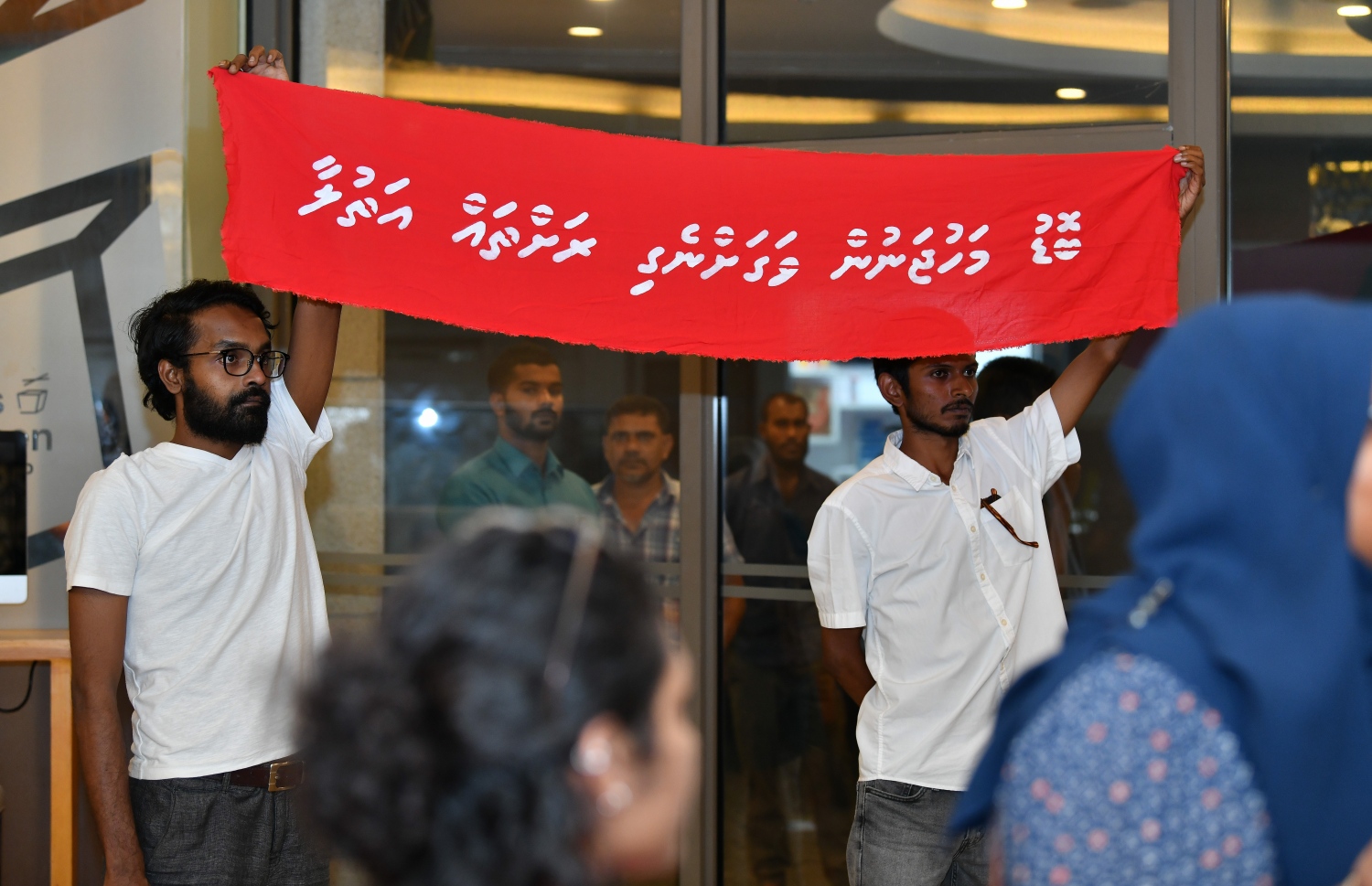 ރައީސް އިބްރާހިމް މުހައްމަދު ސޯލިހާއި ސިޔާސީ ހަތަރު ލީޑަރުން ނޫސްވެރިންނާ ވާހަކަ ދައްކަވާއިރު، އެބޭފުޅުންގެ ކުރިމަތީގައި ބޯޑުތައް ހިފަހައްޓައިގެން ތިބޭ މިރޭ އިރާކޮޅު ޝުއޫރު ފާޅުކުރަނީ.---ފޮޓޯ: ނިޝާން އަލީ/މިހާރު