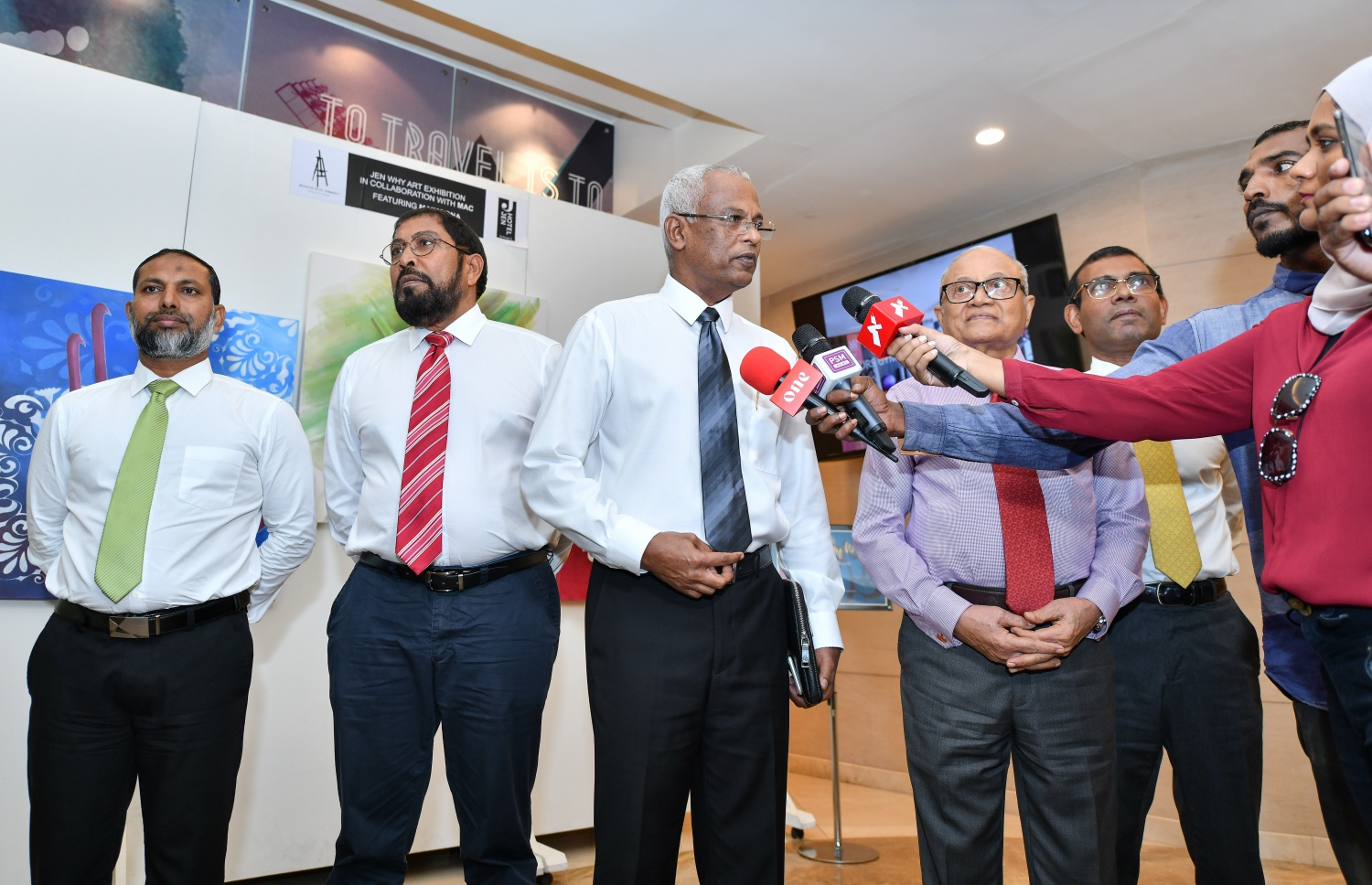 ކޯލިޝަން ސަރުކާރުގެ ހަތަރު ލީޑަރުންނާ އެކު ރައީސް އިބްރާހިމް މުހައްމަދު ސޯލިހް ނޫސްވެރިންނާ ވާހަކަފުޅު ދައްކަވަނީ: ކޯލިޝަން ސަރުކާރަކަށް ރައްޔިތުން ވޯޓުދިނީ، އިސްލާހީ ބަދަލަށް އުއްމީދުތަކަކާ އެކު.---ފޮޓޯ: ނިޝާން އަލީ/މިހާރު