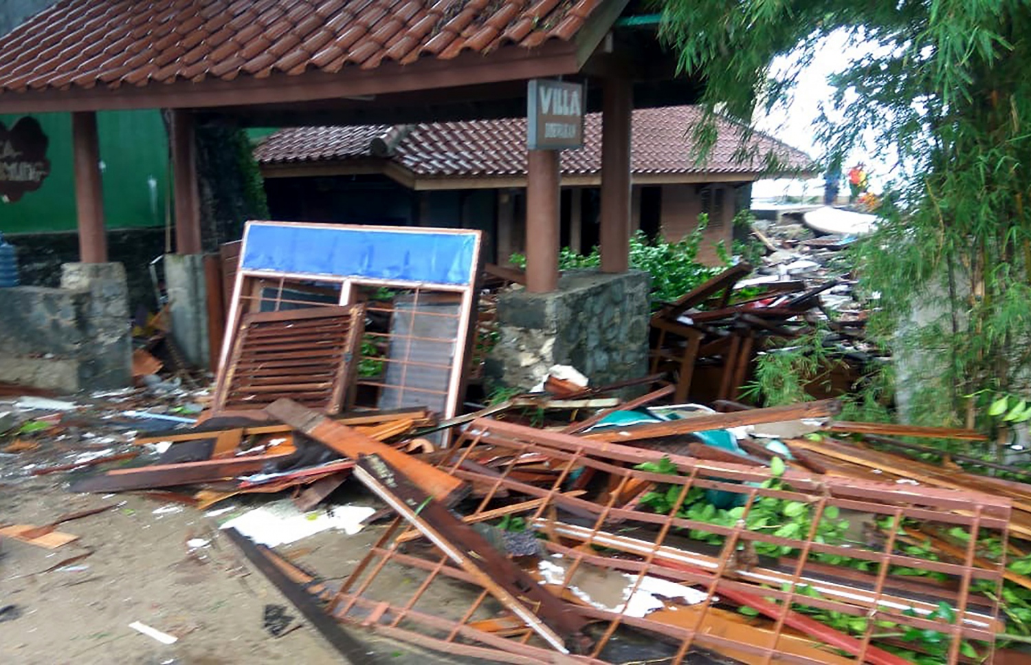 ސުނާމީގައި ކަރިޓާ ބީޗުން ބައެއް ތަކެއްޗަށް ގެއްލުން ލިބިފައި. --ފޮޓޯ:އޭއެފްޕީ