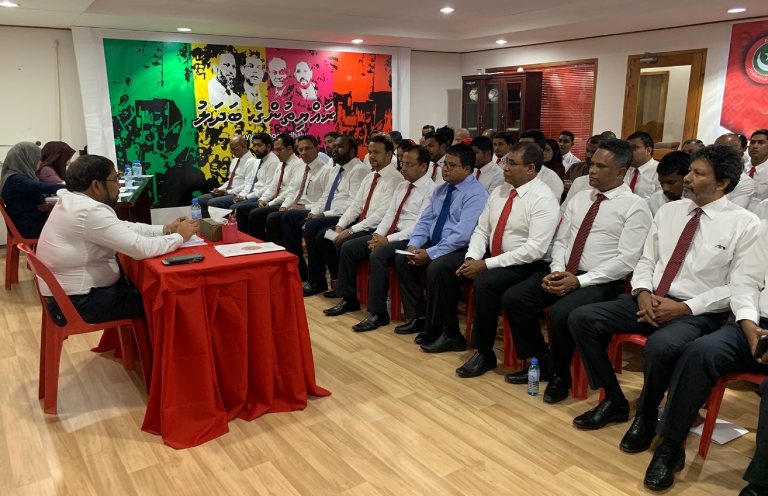 ޖުމްހޫރީ ޕާޓީގެ ކައުންސިލްގެ ބައްދަލުވުމެއް އެ ޕާޓީގެ ލީޑަރު ގާސިމް ކުރިއަށް ގެންދަވަނީ.---ފޮޓޯ: ޖޭޕީ