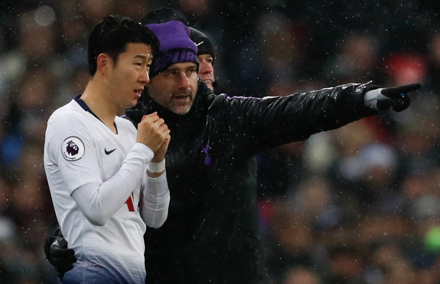 ޓޮޓެންހަމްގެ ކޯޗު ޕޮޗެޓީނޯ (ކ) މެޗެއްގެ ތެރެއިން ސޮން އަށް ބުނެދެނީ. -- ފޮޓޯ: އޭއެފްޕީ