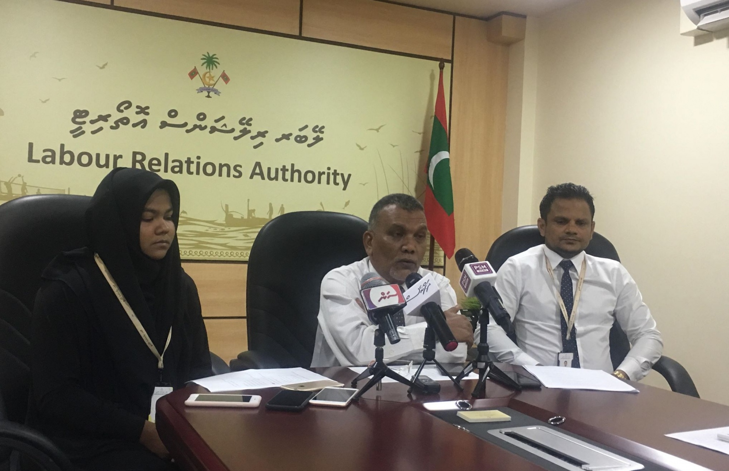 ލޭބާ ރިލޭޝަންސް އޮތޯރިޓީގެ އިސްވެރިން މިއަދު ނޫސްވެރިންނާ ބައްދަލު ކުރައްވައި ވާހަކަ ދައްކަވަނީ. ---ފޮޓޯ: މިހާރު