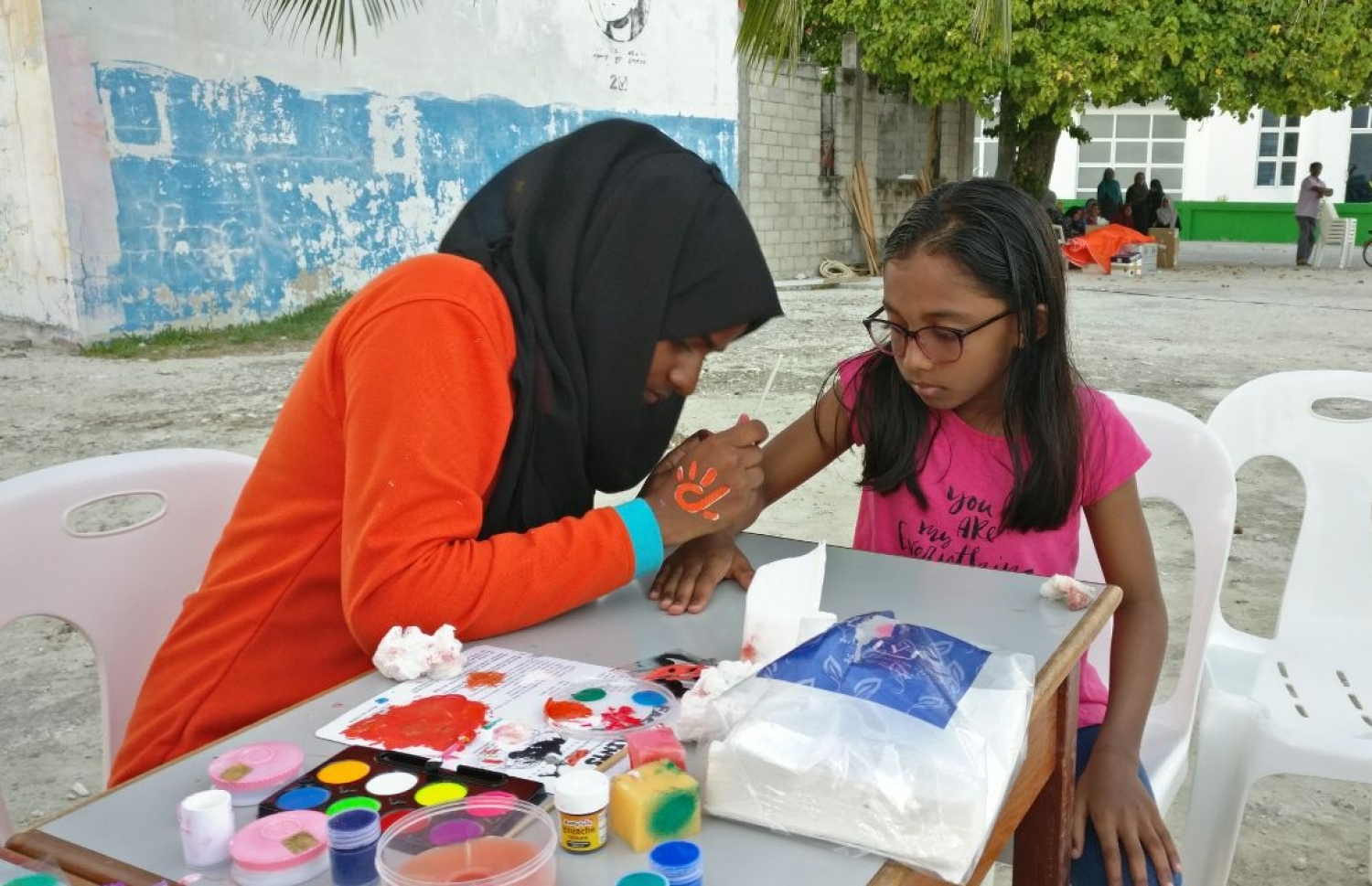 ރ. މީދު އަށް ދިރާގު ފައިބަ އާއި އައިޕީ ޓީވީގެ ހިދުމަތް ތައާރަފް ކުރުމުގެ ތެރެއިން | ފޮޓޯ: ދިރާގު