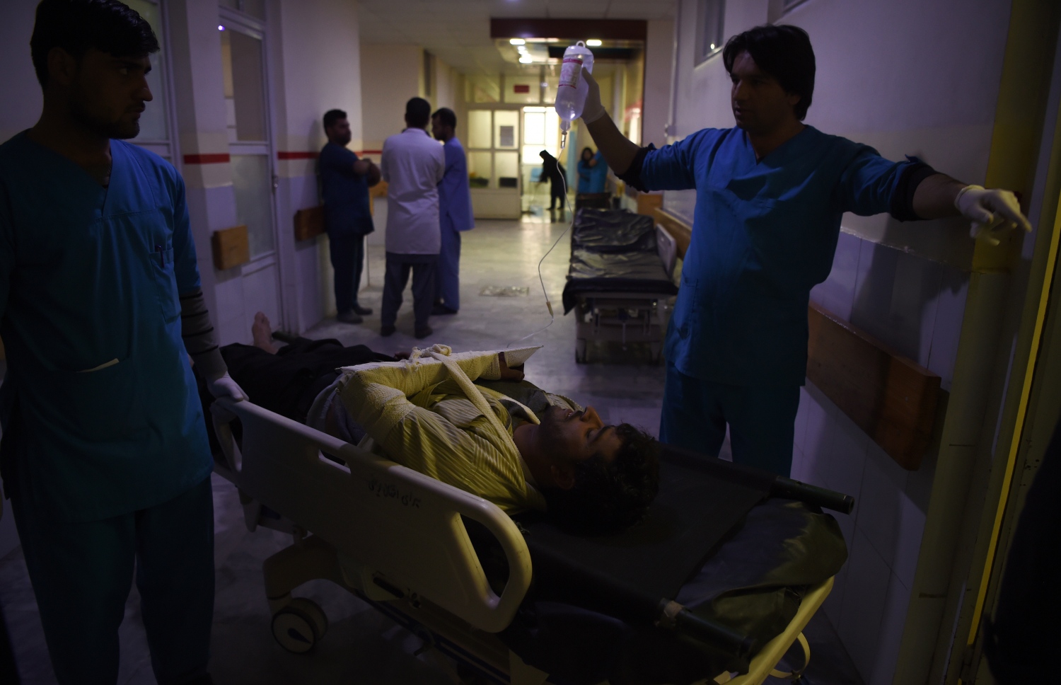 ބޮމުގެ ހަމަލާގައި ޒަޚަމްވި މީހަކަށް ހޮސްޕިޓަލުގައި ފަރުވާ ދެނީ. --ފޮޓޯ:އޭއެފްޕީ