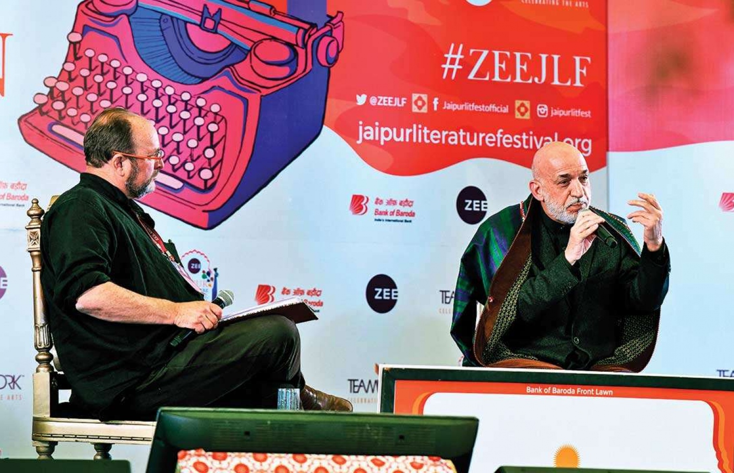 ޖައިޕޫރު ލިޓްރޭޗާ ފެސްޓިވަލުގައި ކަރްޒާއީ (ކ) އާ ޑަލްރީމްޕަލް އިންޓަވިއުކުރައްވަނީ. -- ފޮޓޯ: ސަންތޯސް ޝަރްމާ