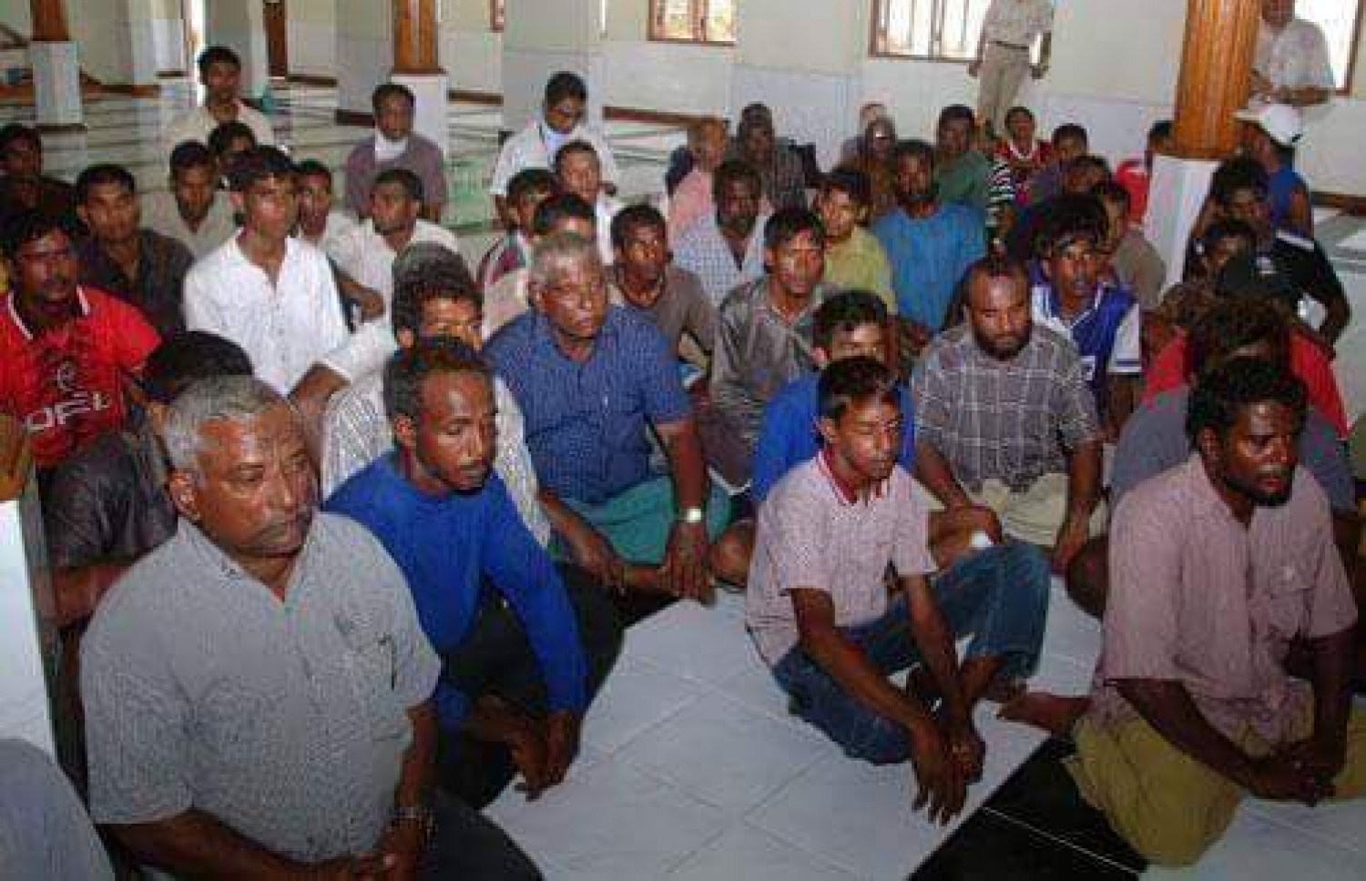 ކަނދޮޅުދޫ ބައެއް މީހުން މިސްކިތުގައި: ސުނާމީގައި މުޅި ރަށް ފުނޑުވި --ފޮޓޯ: އަބުދުﷲ އަލީ