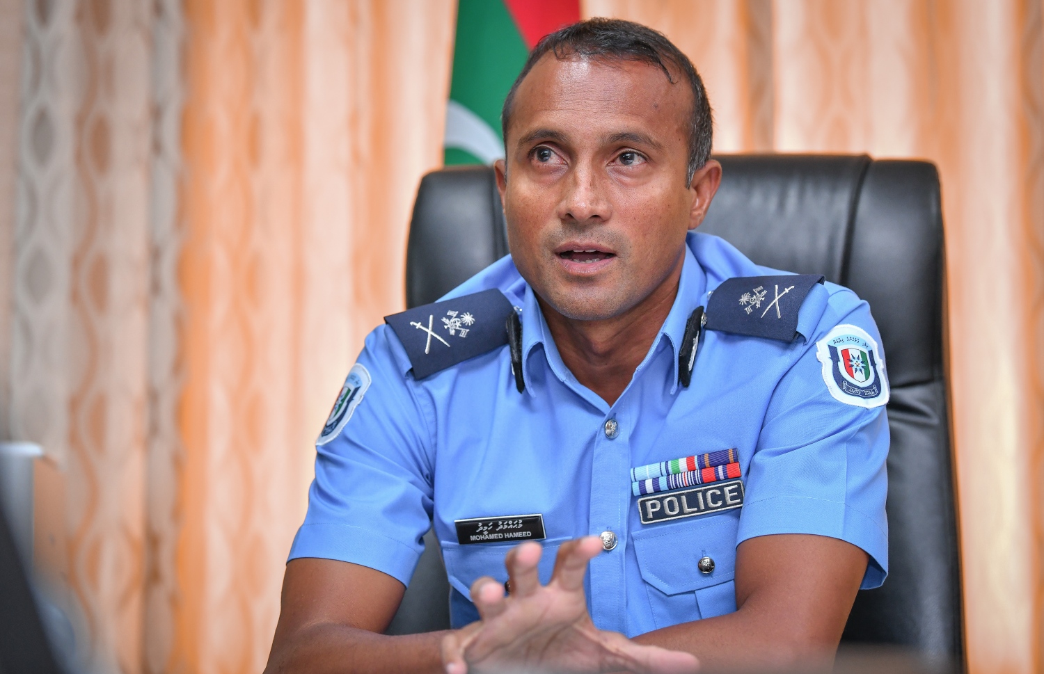 އެކްޓިން ޕޮލިސް ކޮމިޝަނަރު ހަމީދު "މިހާރު"އާ ވާހަކަ ދައްކަވަނީ. --ފޮޓޯ: ނިޝާން އަލީ/މިހާރު