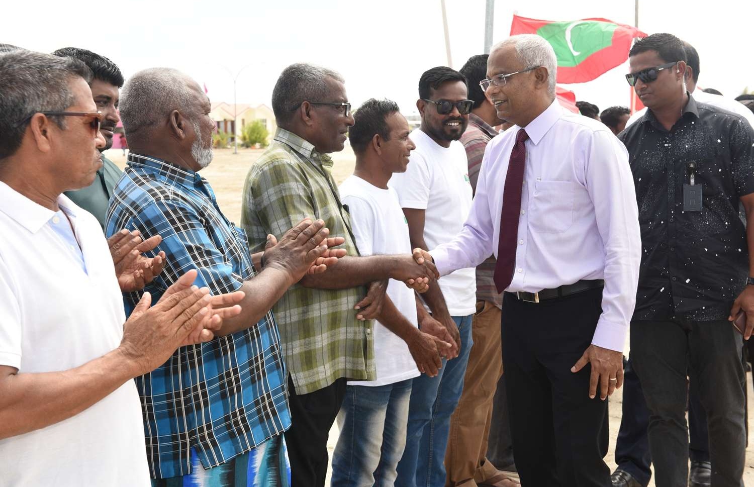 ރައީސް އިބްރާހިމް މުހައްމަދު ސޯލިހް މިއަދު ރ. ދުވާފަރަށް ވަޑައިގެން އާންމުންނާ ސަލާމް ކުރައްވަނީ. --- ފޮޓޯ: ރައީސް އޮފީސް