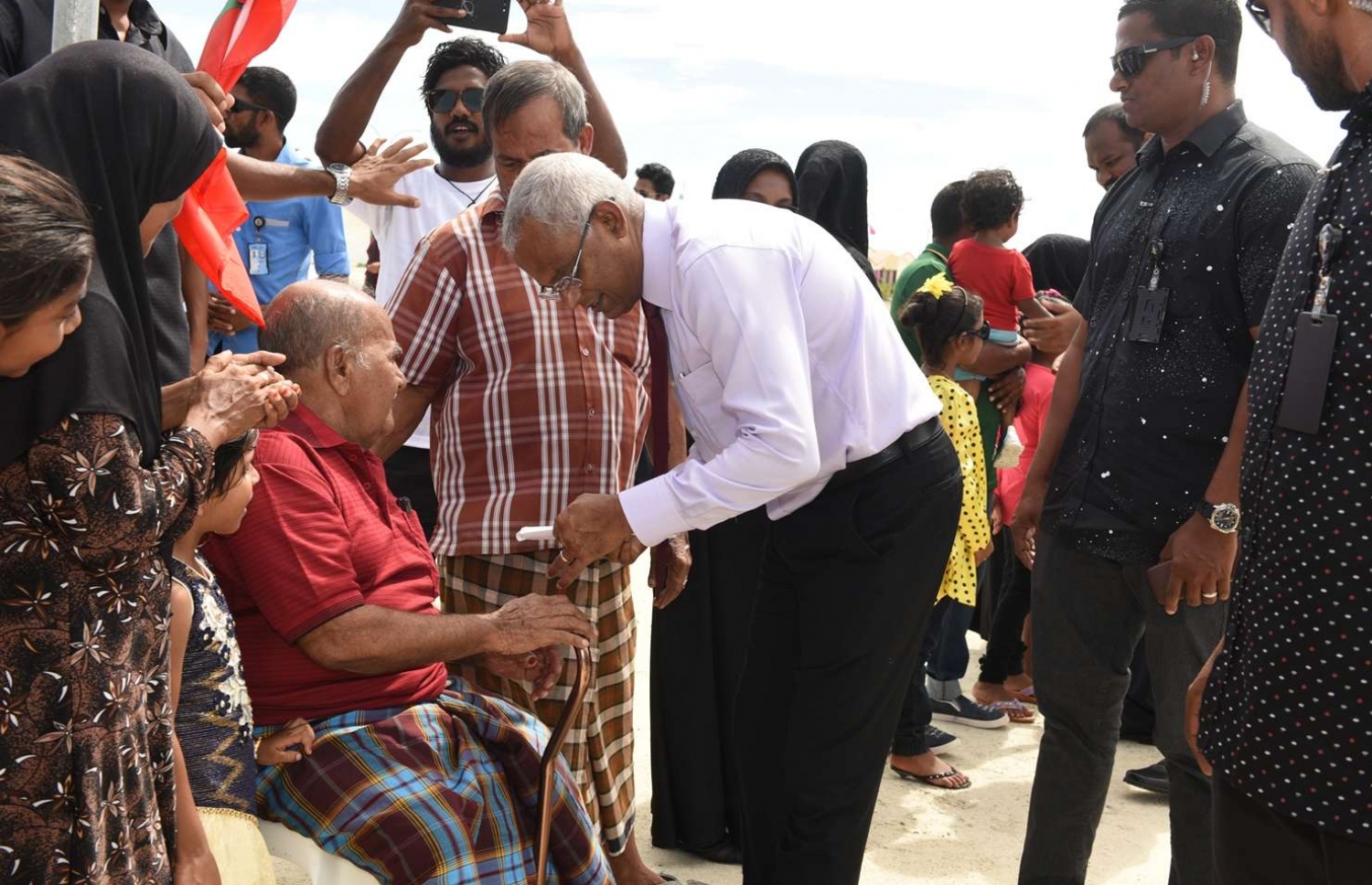 ރައީސް އިބްރާހިމް މުހައްމަދު ސޯލިހް މިއަދު ރ. ދުވާފަރަށް ވަޑައިގަތުމުން އުމުރުން ދުވަސްވީ މީހަކު އެމަނިކުފާނަށް ދެއްވި ގަނޑުކޮޅެއް ވިދާޅުވަނީ. --- ފޮޓޯ: ރައީސް އޮފީސް