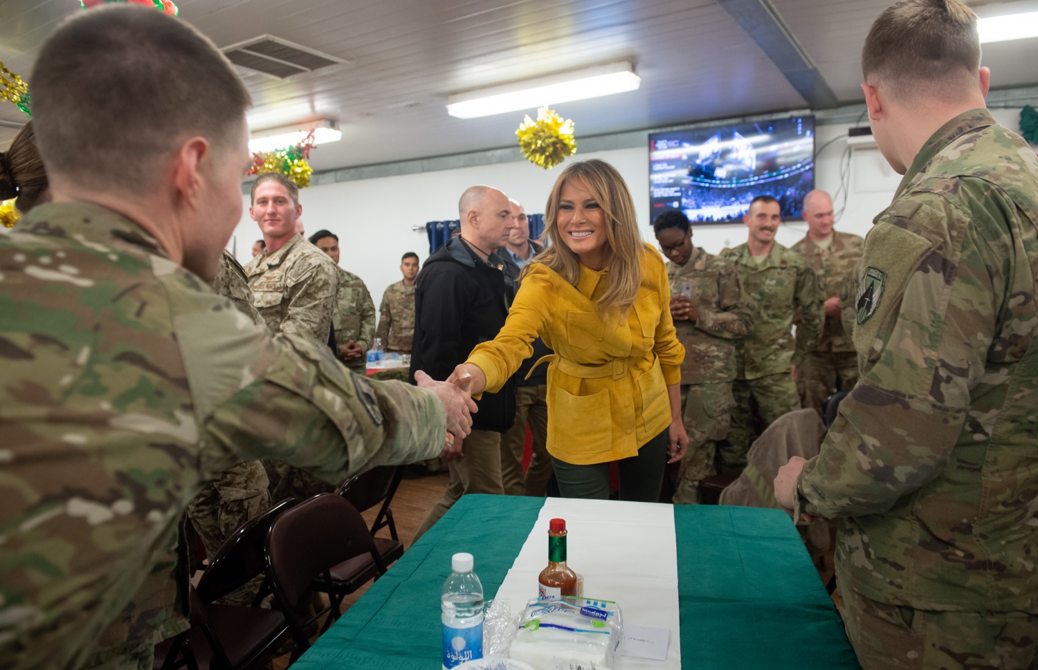 މެލަނިއާ ޓްރަމްޕް އިރާގަށް ވަަޑައިގެން އެމެރިކާ ސިފައިންނާ ބައްދަލު ކުރައްވަނީ. --ފޮޓޯ:އޭއެފްޕީ